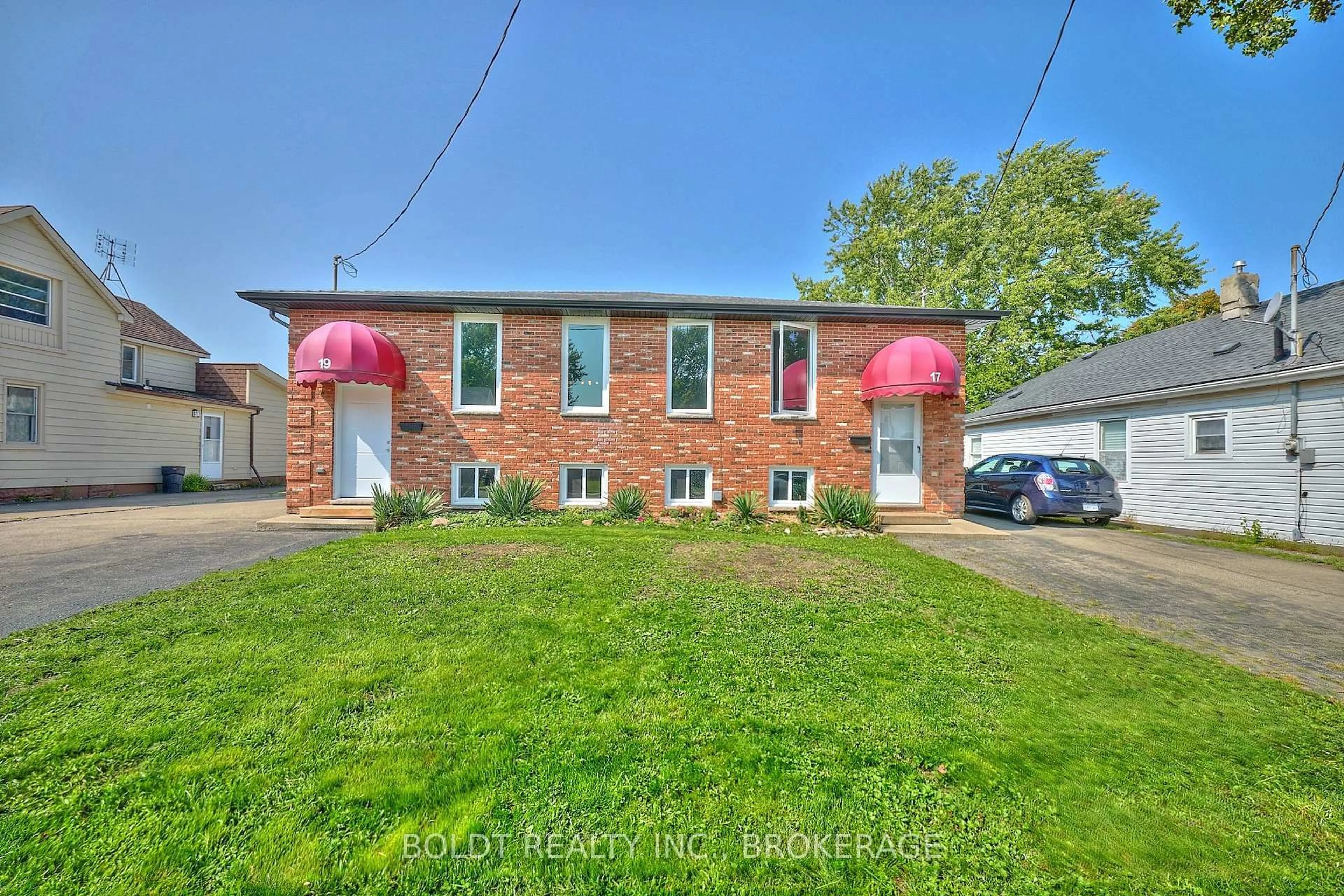 A pic from outside/outdoor area/front of a property/back of a property/a pic from drone, street for 17-19 Colborne St, Thorold Ontario L2V 3P8