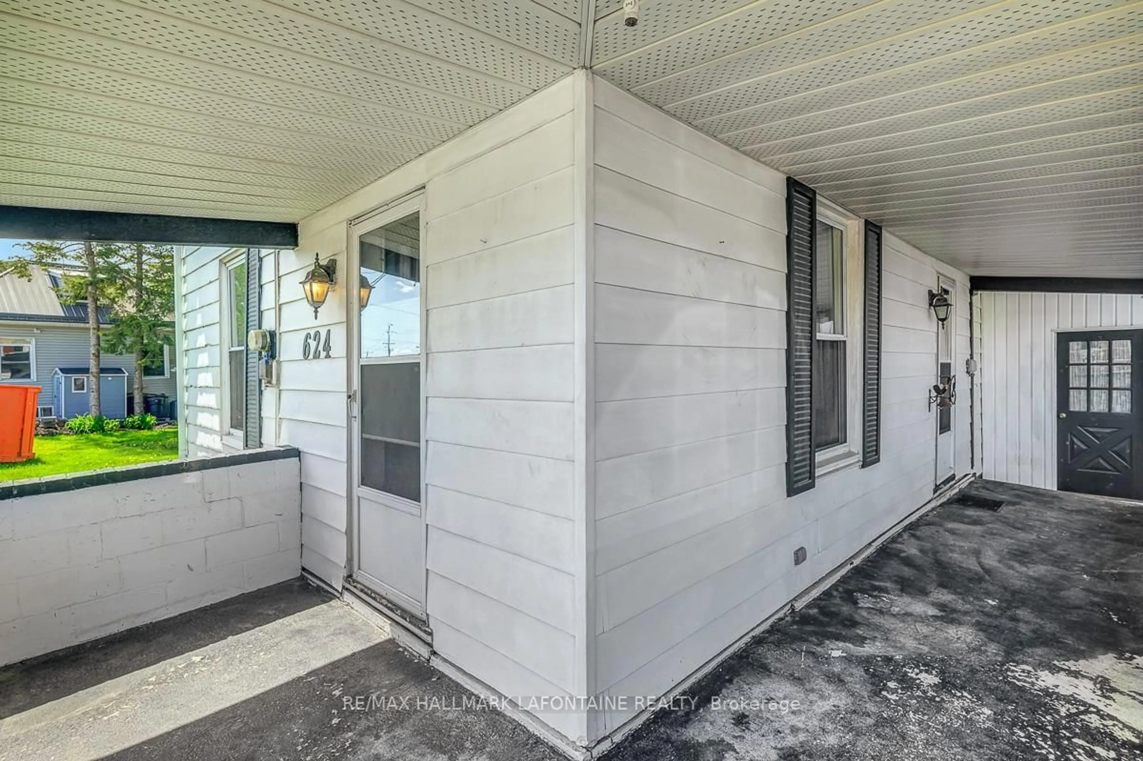 Indoor entryway for 624 County 2 Rd, Edwardsburgh/Cardinal Ontario K0E 1E0