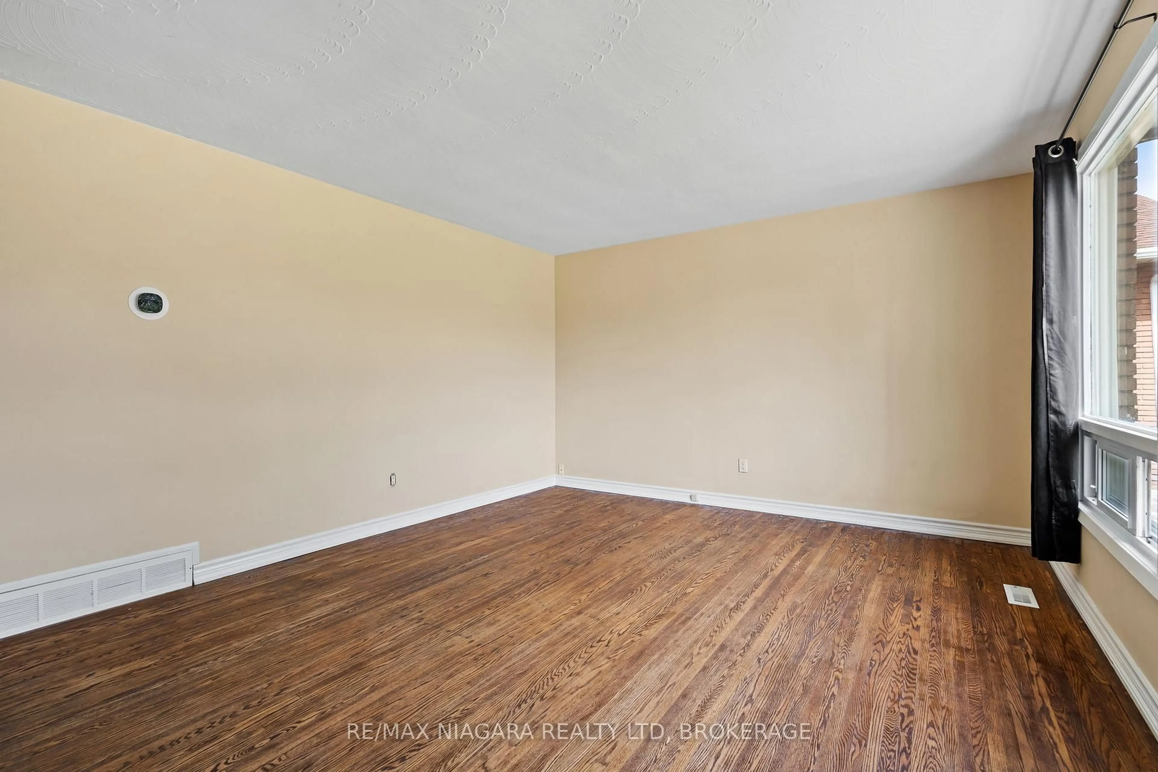 A pic of a room for 7463 Marieclaude Ave, Niagara Falls Ontario L2G 5M1