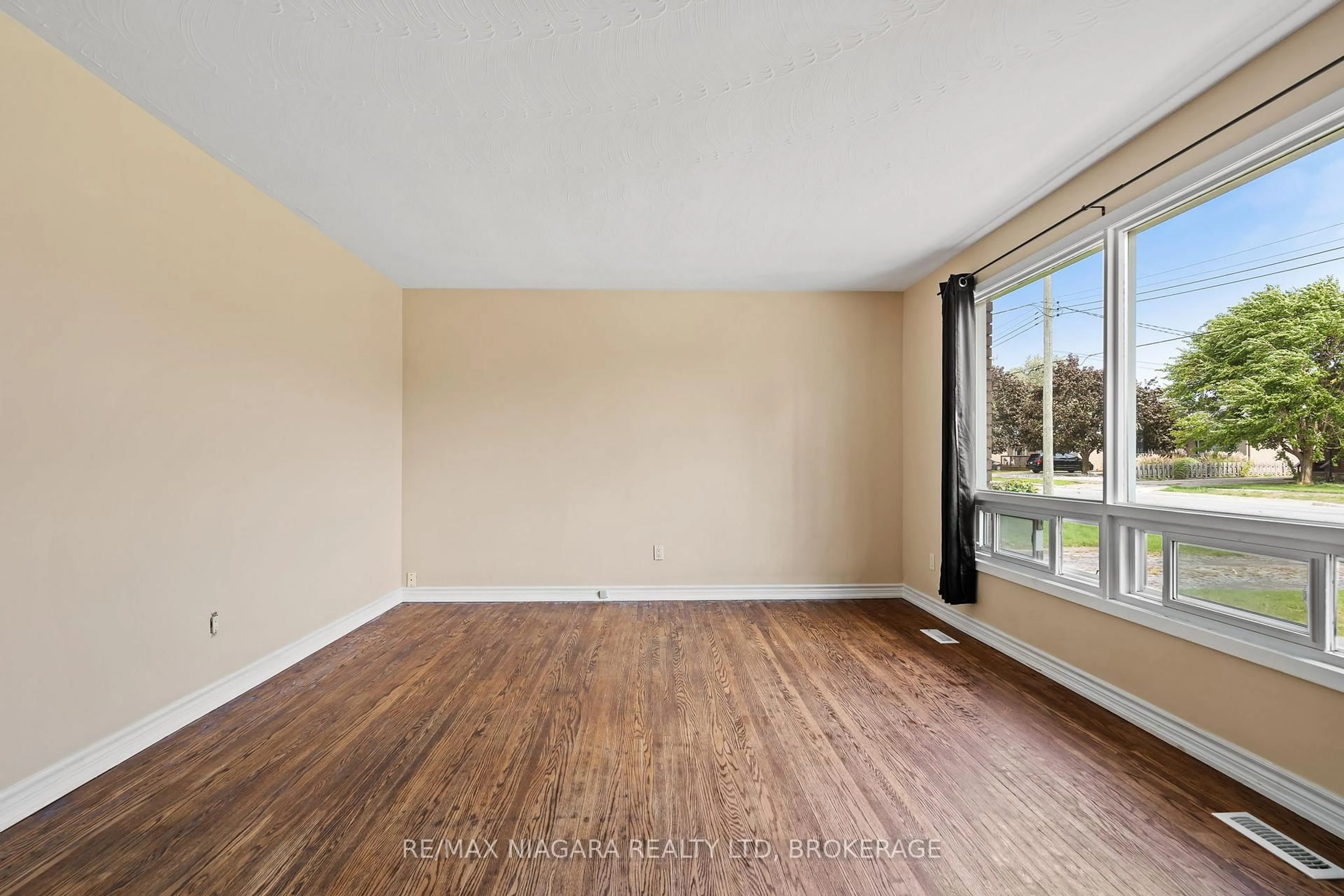 A pic of a room for 7463 Marieclaude Ave, Niagara Falls Ontario L2G 5M1