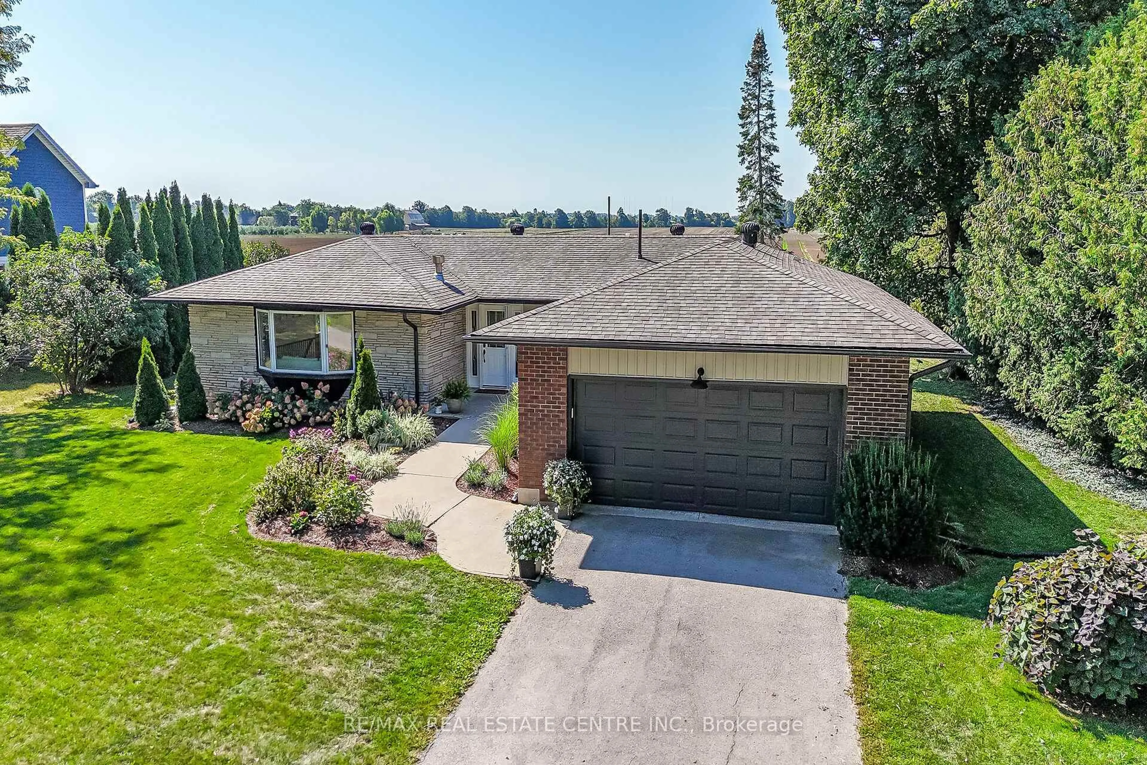 A pic from outside/outdoor area/front of a property/back of a property/a pic from drone, water/lake/river/ocean view for 2121 Golf Club Rd, Hamilton Ontario L0R 1P0