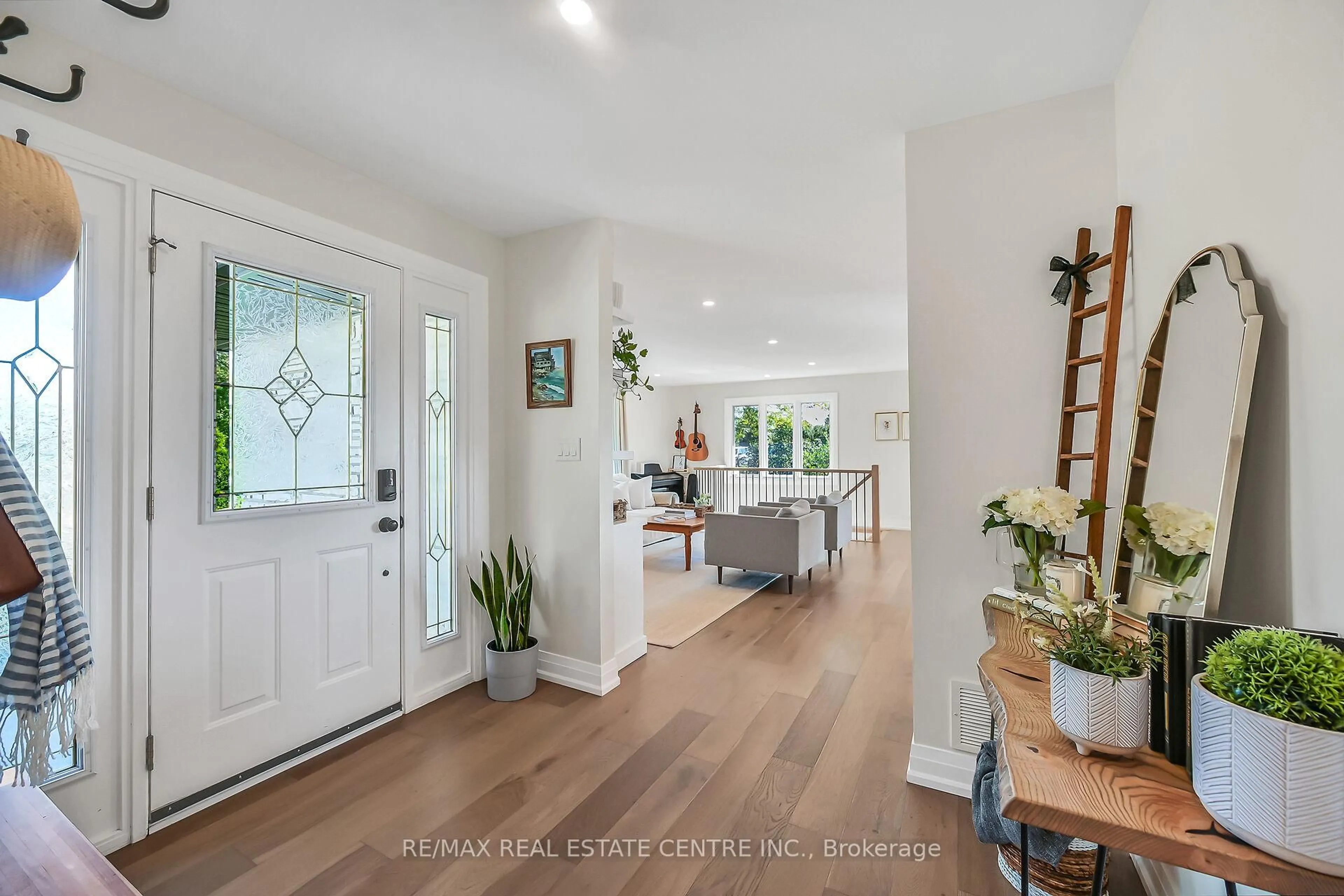 Indoor entryway for 2121 Golf Club Rd, Hamilton Ontario L0R 1P0