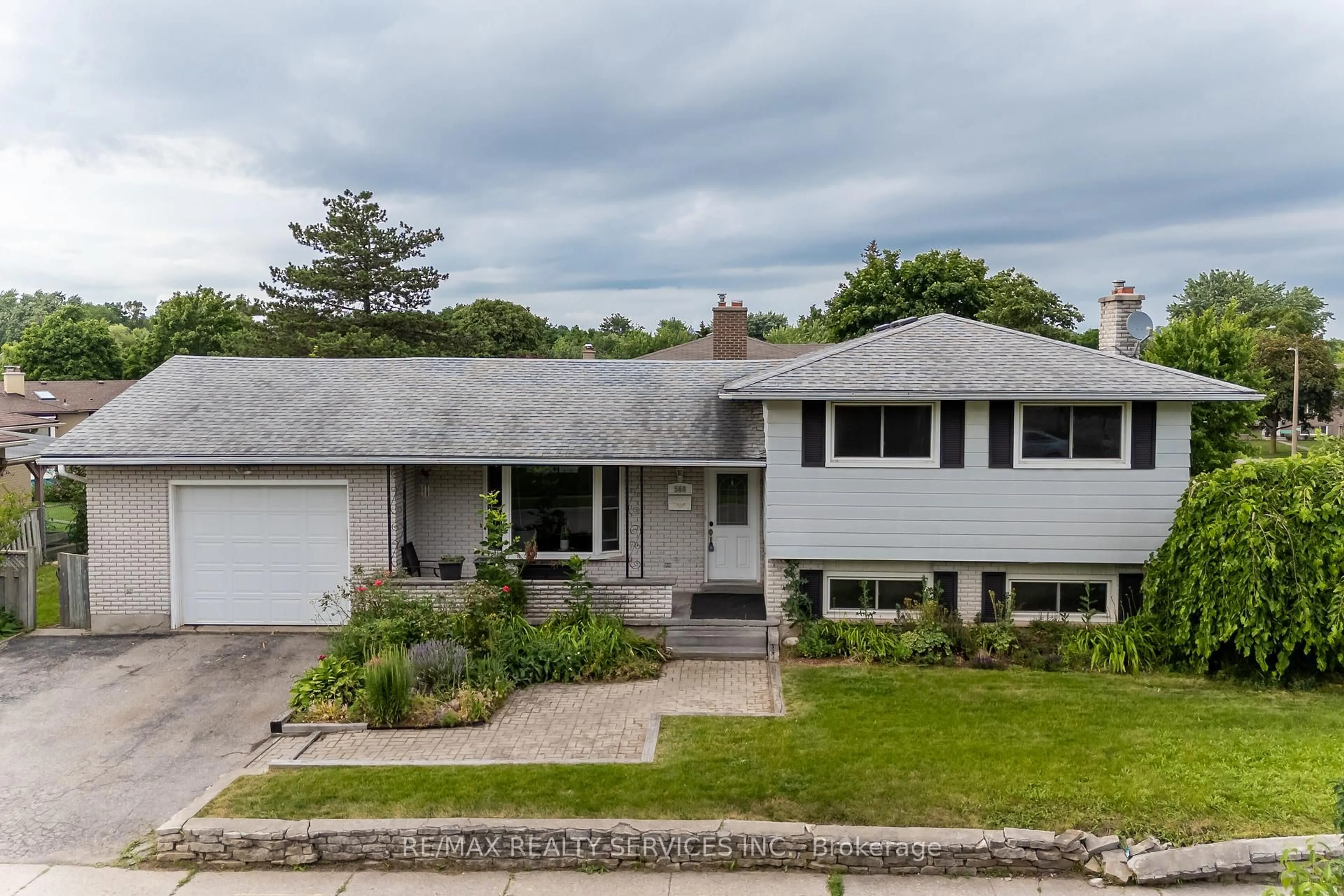 A pic from outside/outdoor area/front of a property/back of a property/a pic from drone, street for 560 Highpoint Ave, Waterloo Ontario N2L 4N1