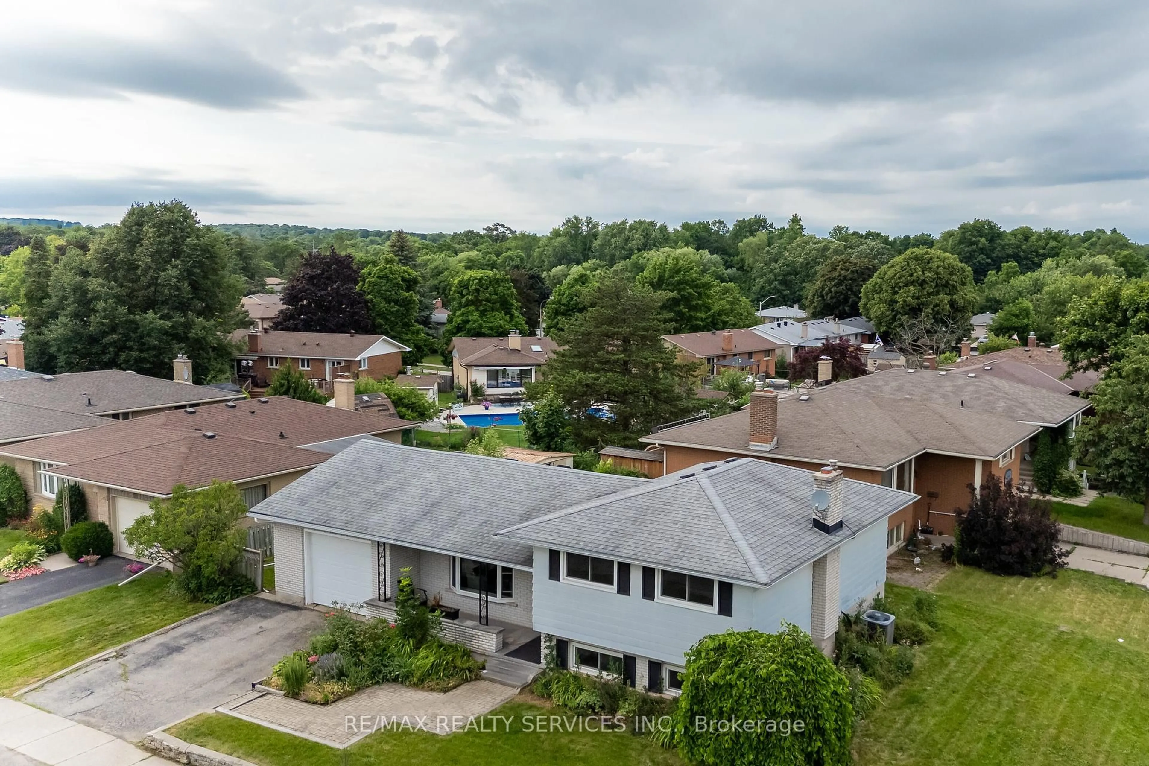 A pic from outside/outdoor area/front of a property/back of a property/a pic from drone, unknown for 560 Highpoint Ave, Waterloo Ontario N2L 4N1