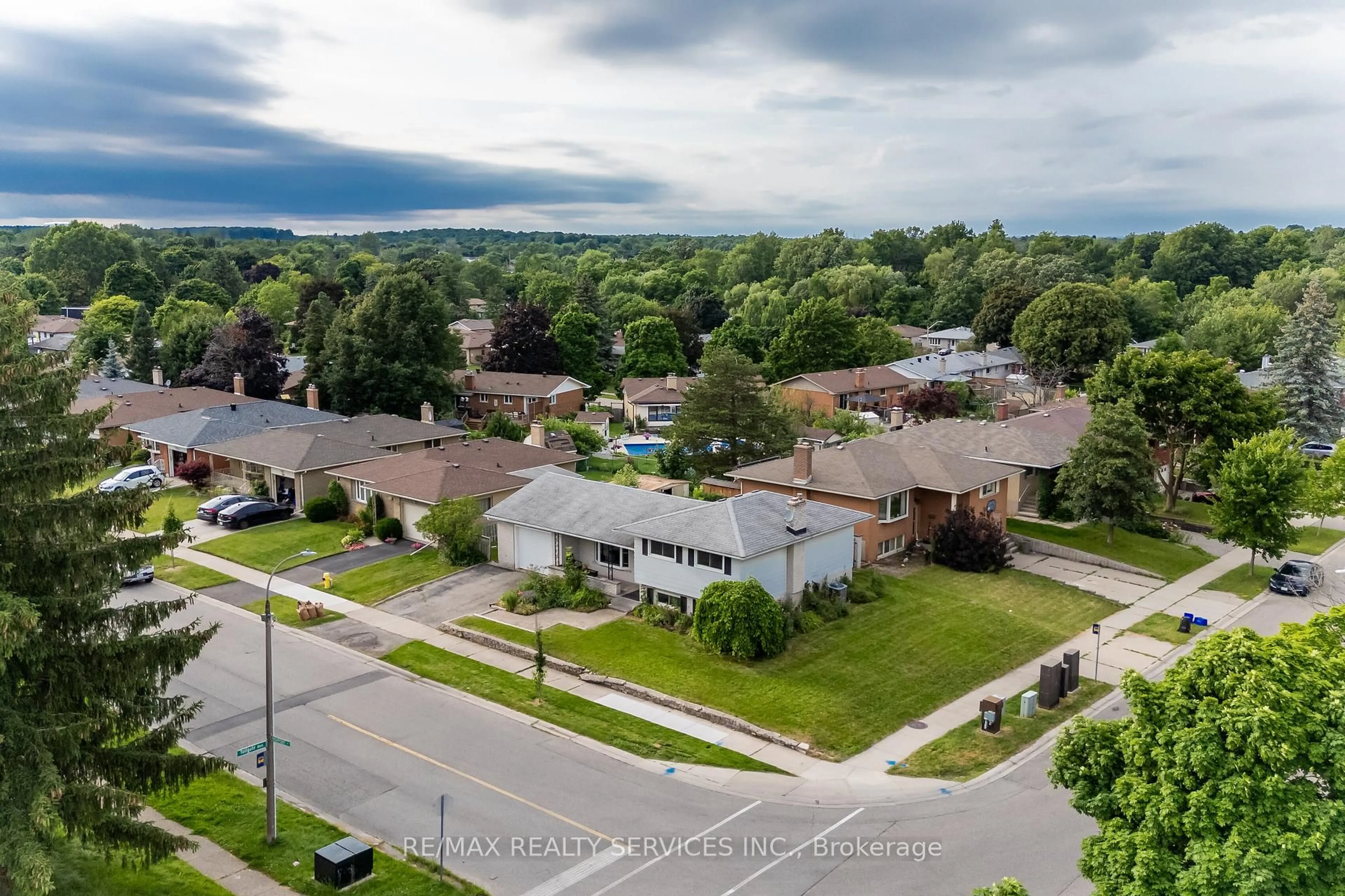 A pic from outside/outdoor area/front of a property/back of a property/a pic from drone, unknown for 560 Highpoint Ave, Waterloo Ontario N2L 4N1