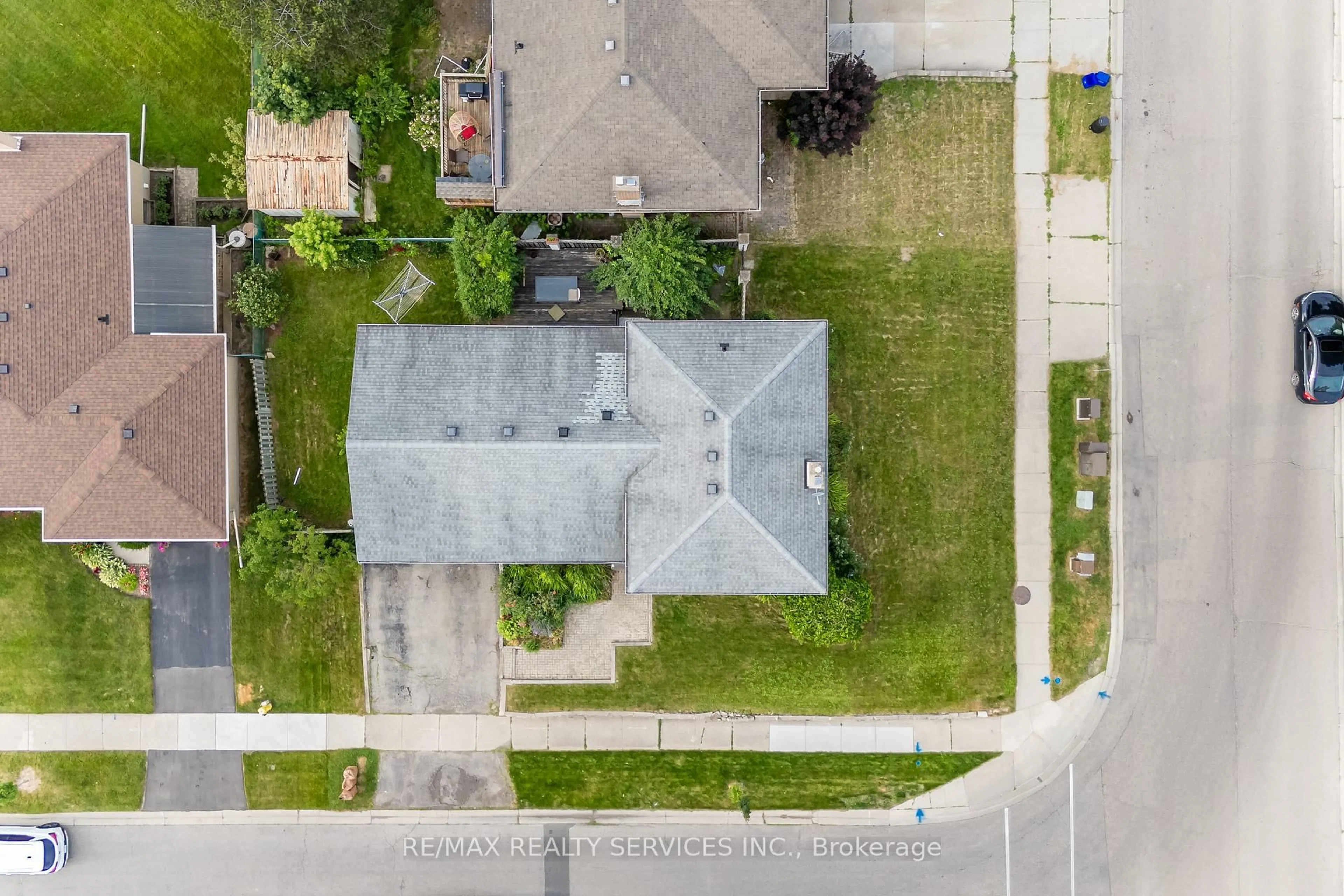 A pic from outside/outdoor area/front of a property/back of a property/a pic from drone, street for 560 Highpoint Ave, Waterloo Ontario N2L 4N1