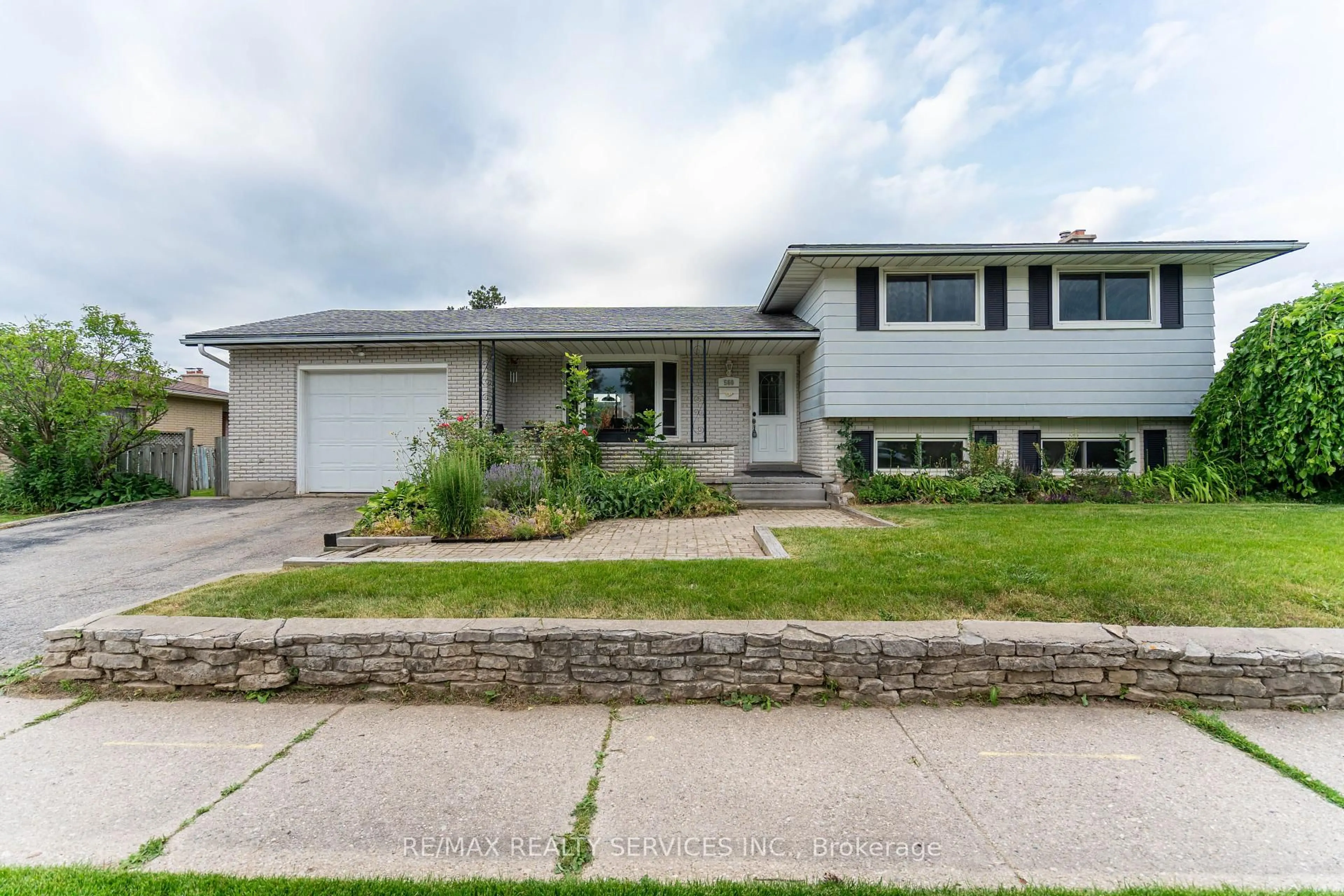 Home with vinyl exterior material, street for 560 Highpoint Ave, Waterloo Ontario N2L 4N1