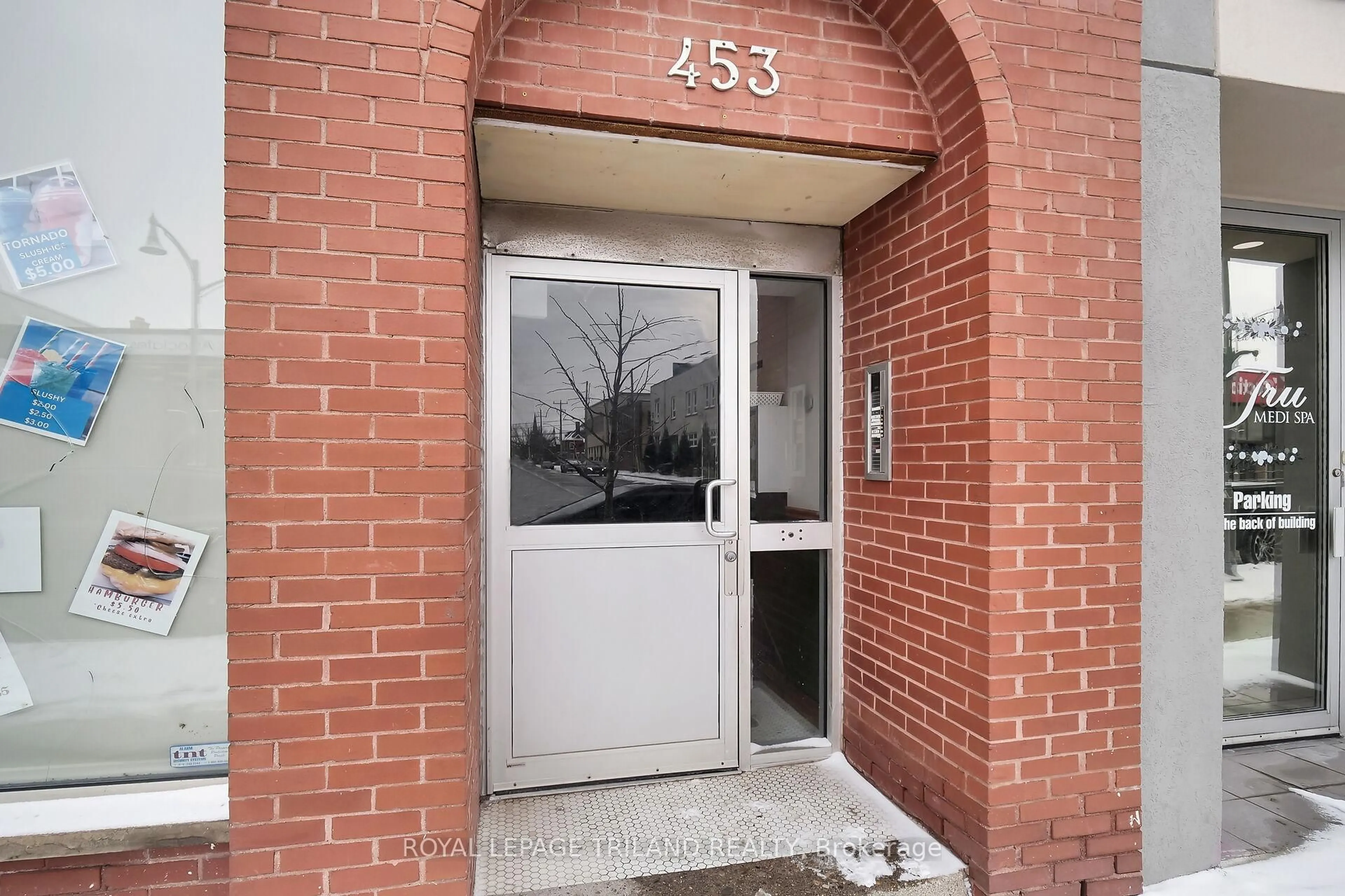 Indoor entryway for 449 Talbot St, St. Thomas Ontario N5P 1C1