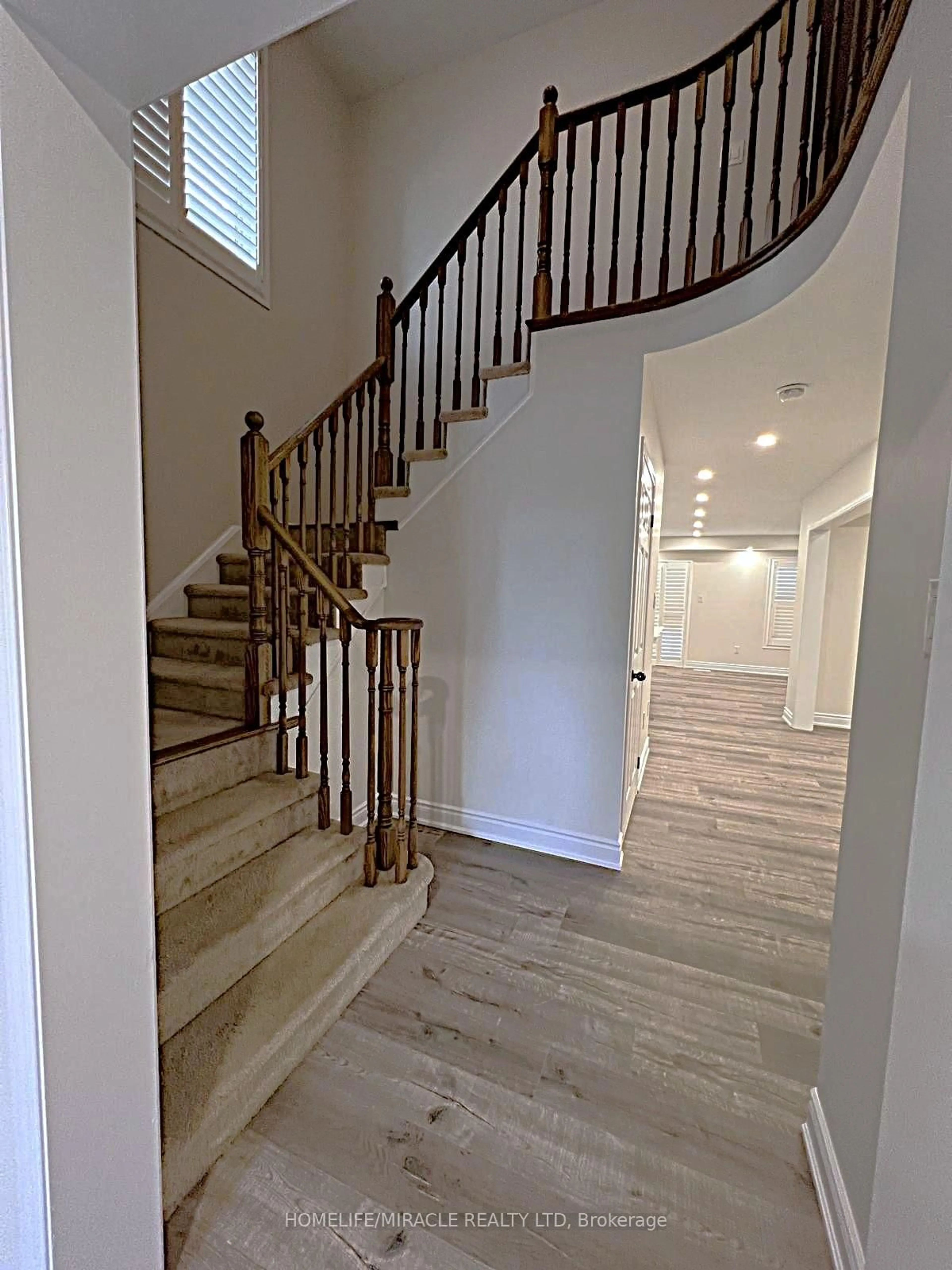 Stairs for 112 Gillespie Dr, Brantford Ontario N3T 0K2