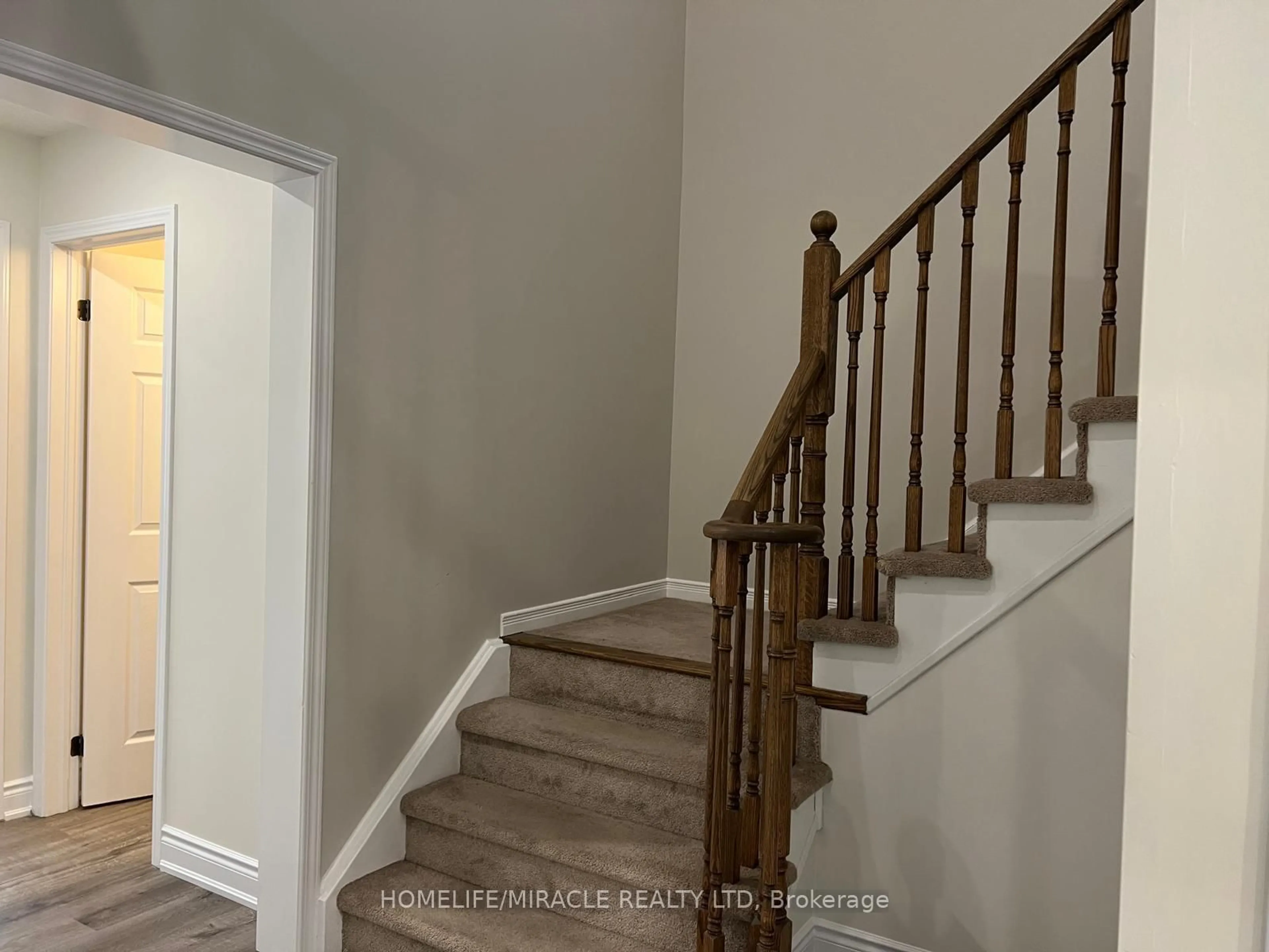 Stairs for 112 Gillespie Dr, Brantford Ontario N3T 0K2