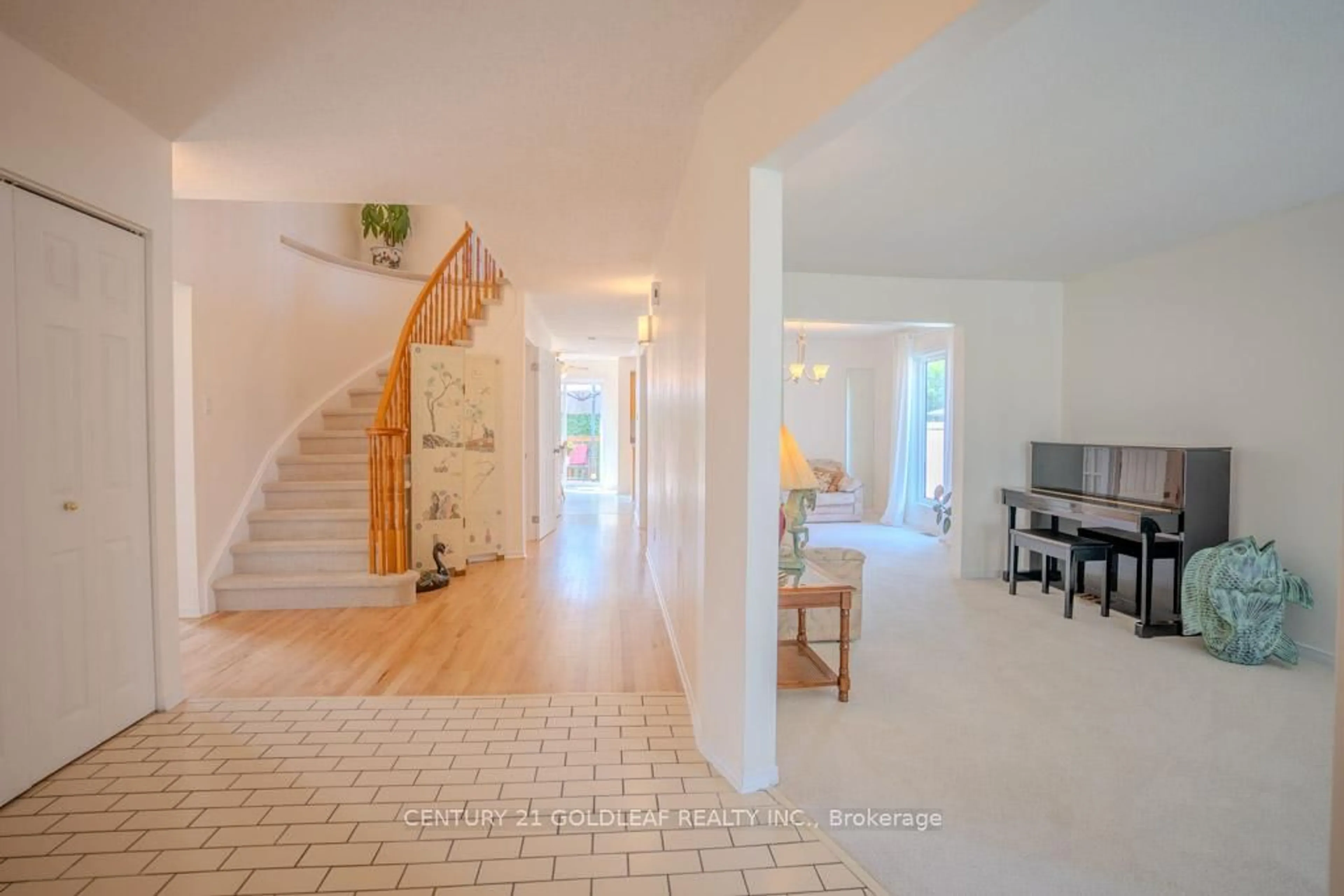 Indoor entryway for 612 Chenier Way, Ottawa Ontario K4A 1R1