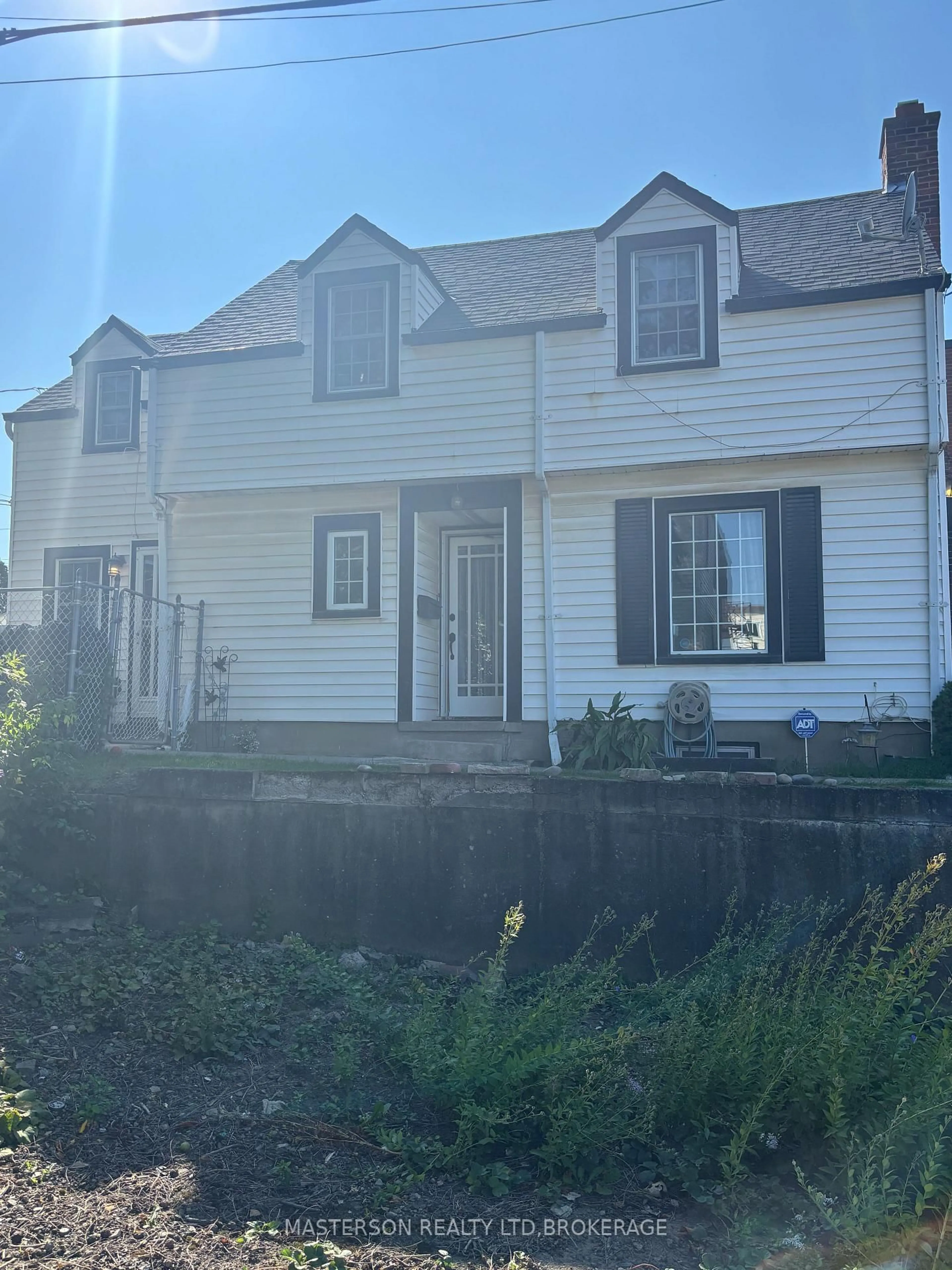 A pic from outside/outdoor area/front of a property/back of a property/a pic from drone, street for 12 Chestnut St, St. Catharines Ontario L2T 1G5