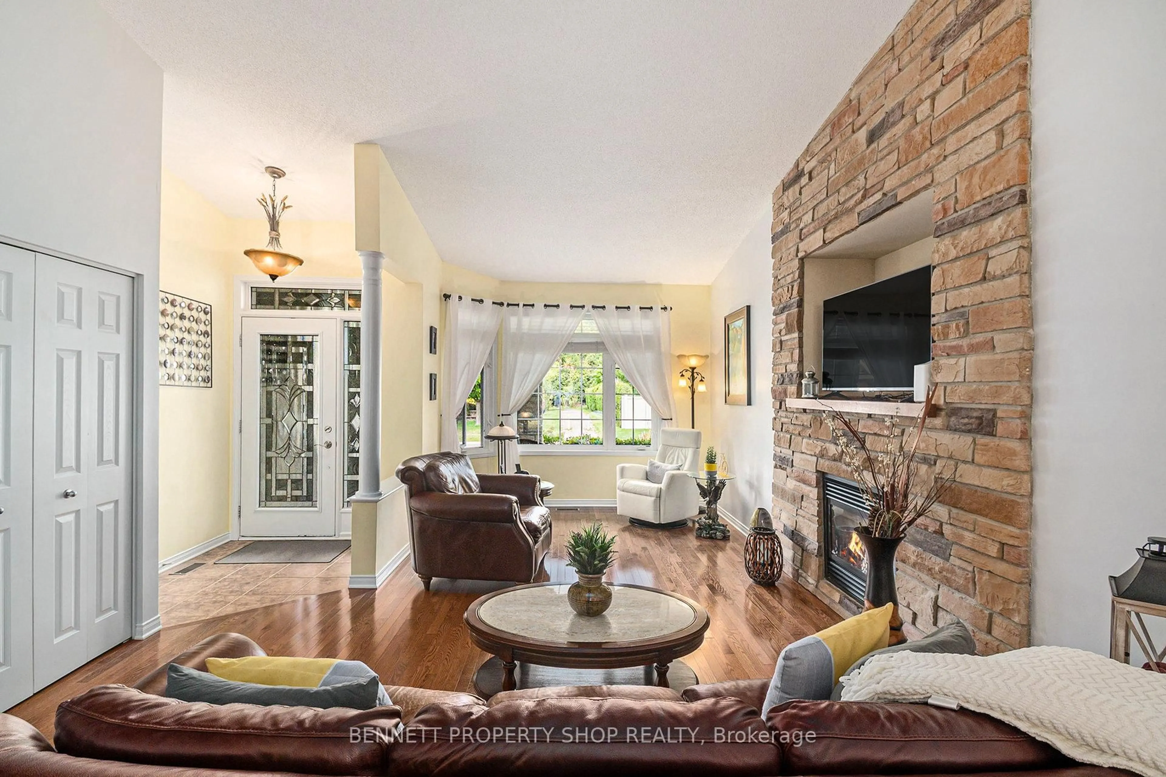 Living room with furniture, ceramic/tile floor for 460 Jasper Cres, Clarence-Rockland Ontario K4K 0C7