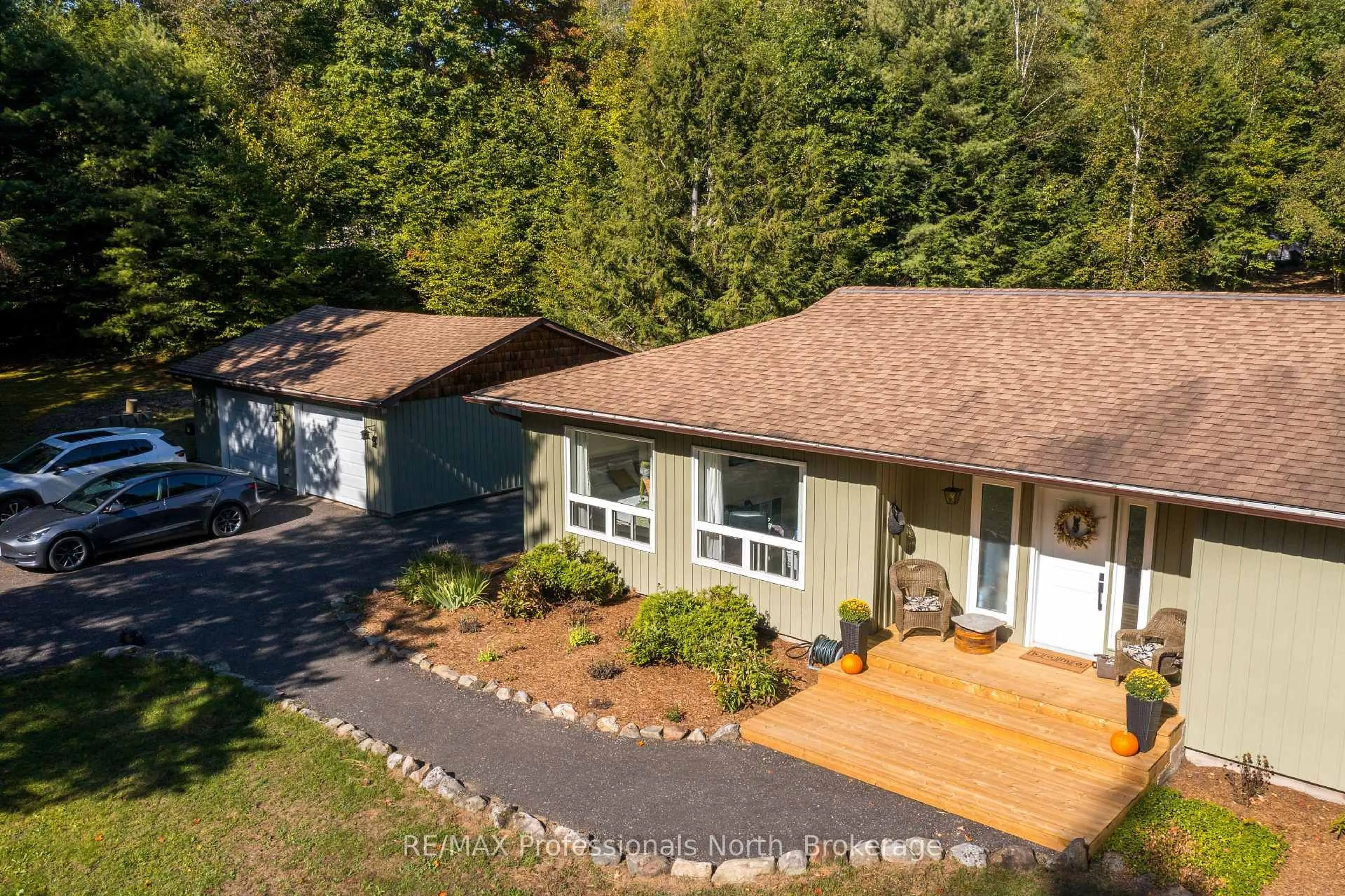 A pic from outside/outdoor area/front of a property/back of a property/a pic from drone, unknown for 106 Ladell Heights Cres, Huntsville Ontario P0B 1L0