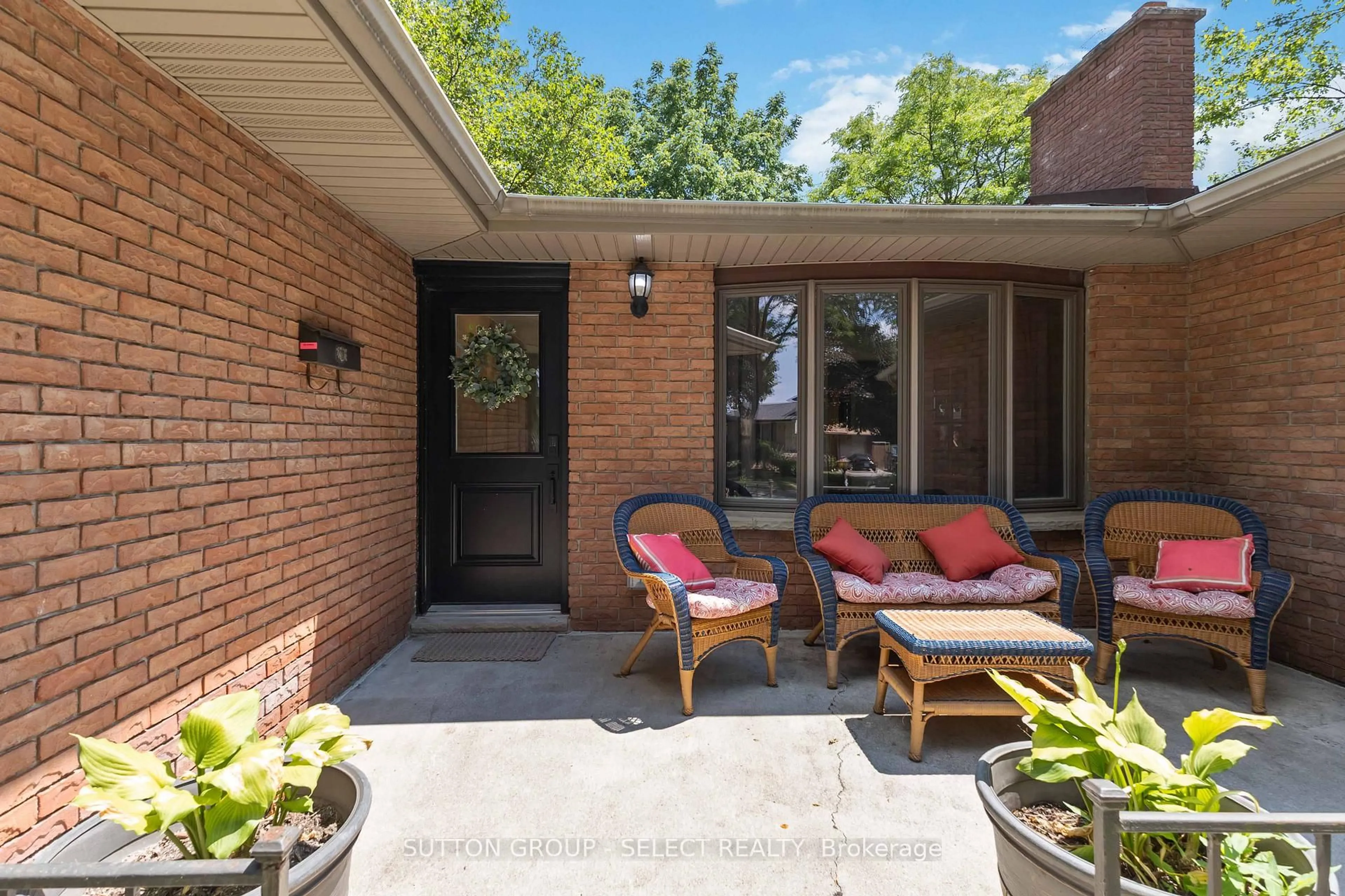 Patio, street for 770 Galloway Cres, London South Ontario N6J 2Y7