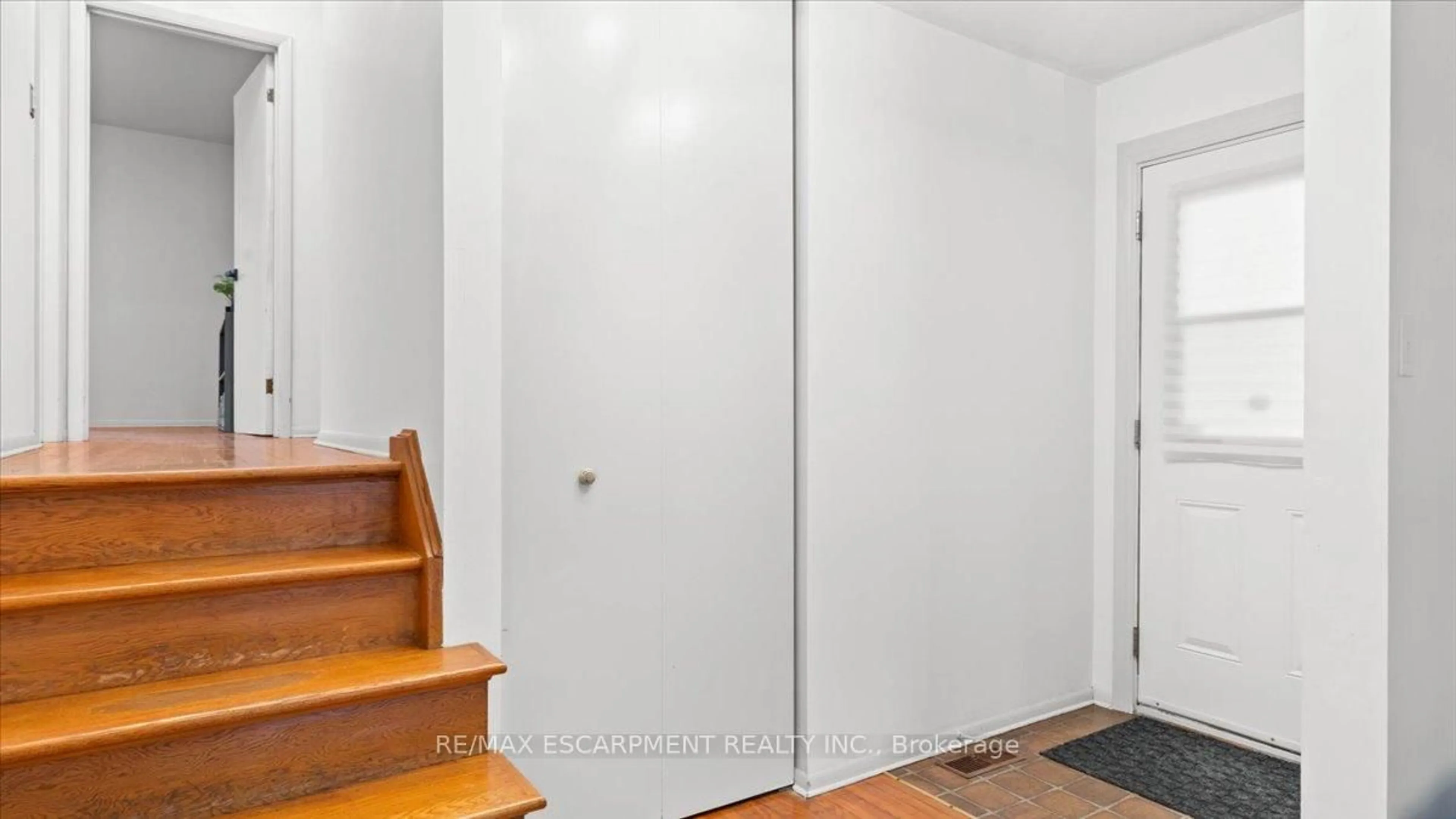 Indoor entryway for 7 May Ave, Belleville Ontario K8P 2N8