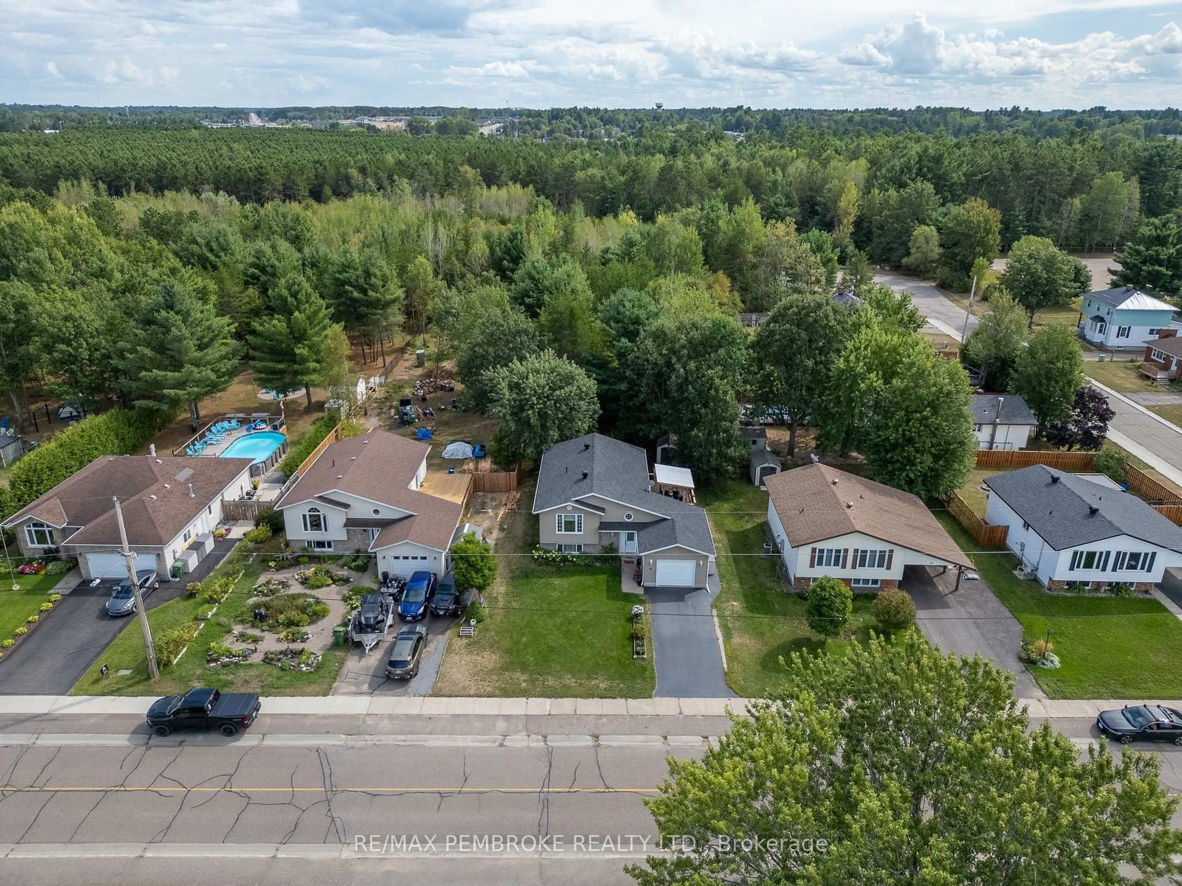 A pic from outside/outdoor area/front of a property/back of a property/a pic from drone, unknown for 47 Mohns Ave, Petawawa Ontario K8H 2H1