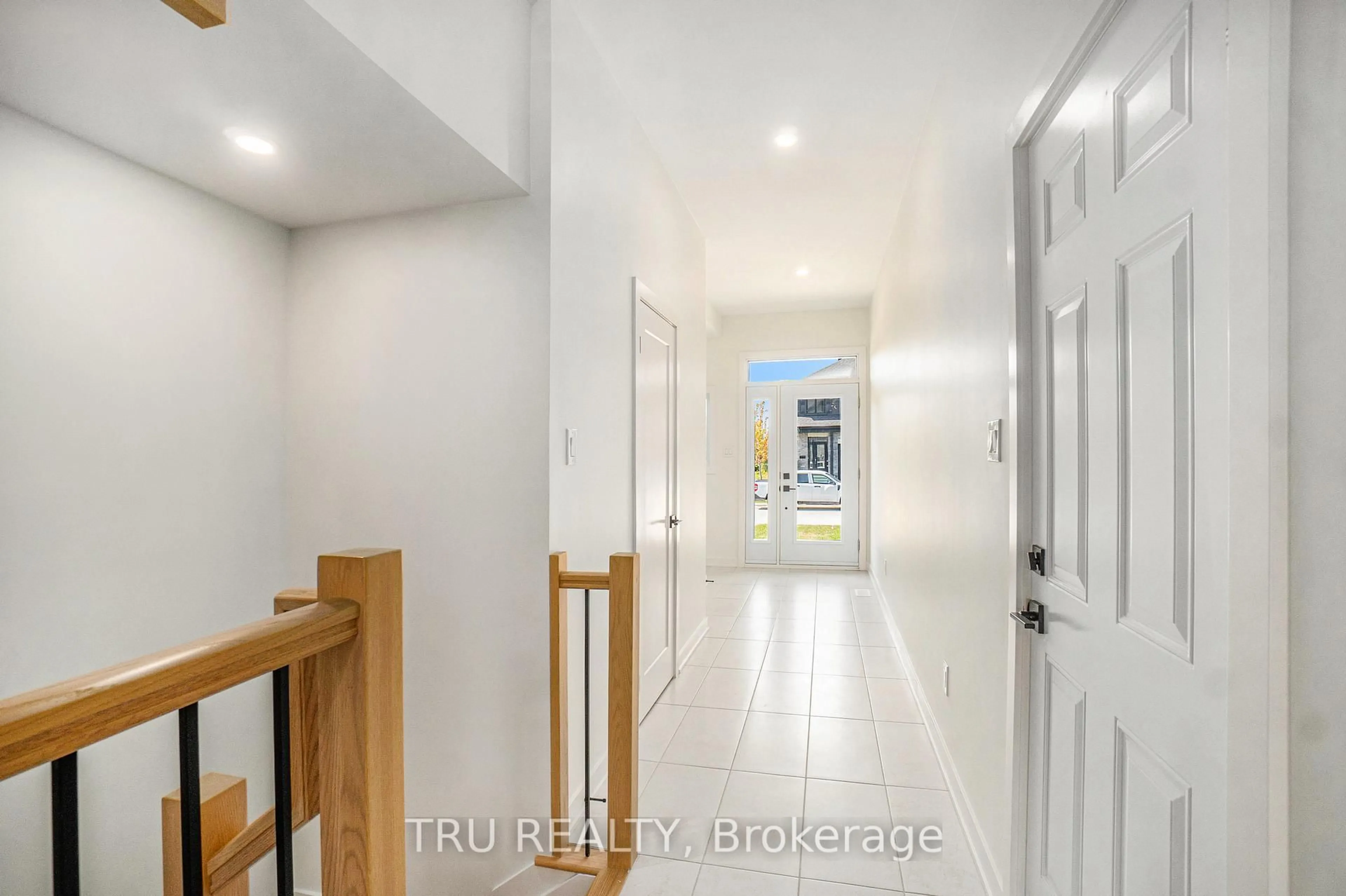 Indoor entryway for 939 Cologne St, Russell Ontario K0A 1W0