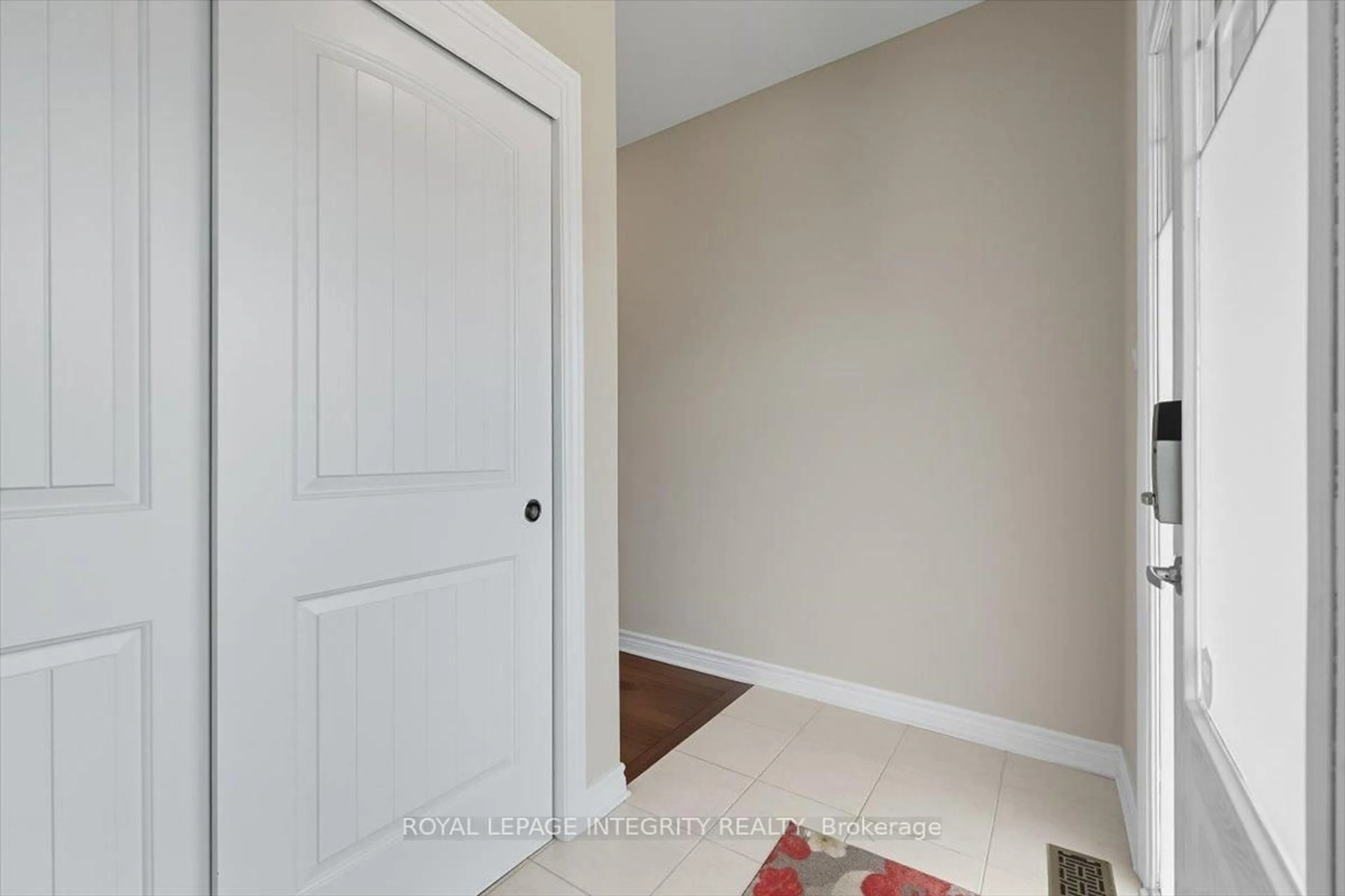 Indoor entryway for 707 Des Aubepines Dr, Ottawa Ontario K4A 1C1