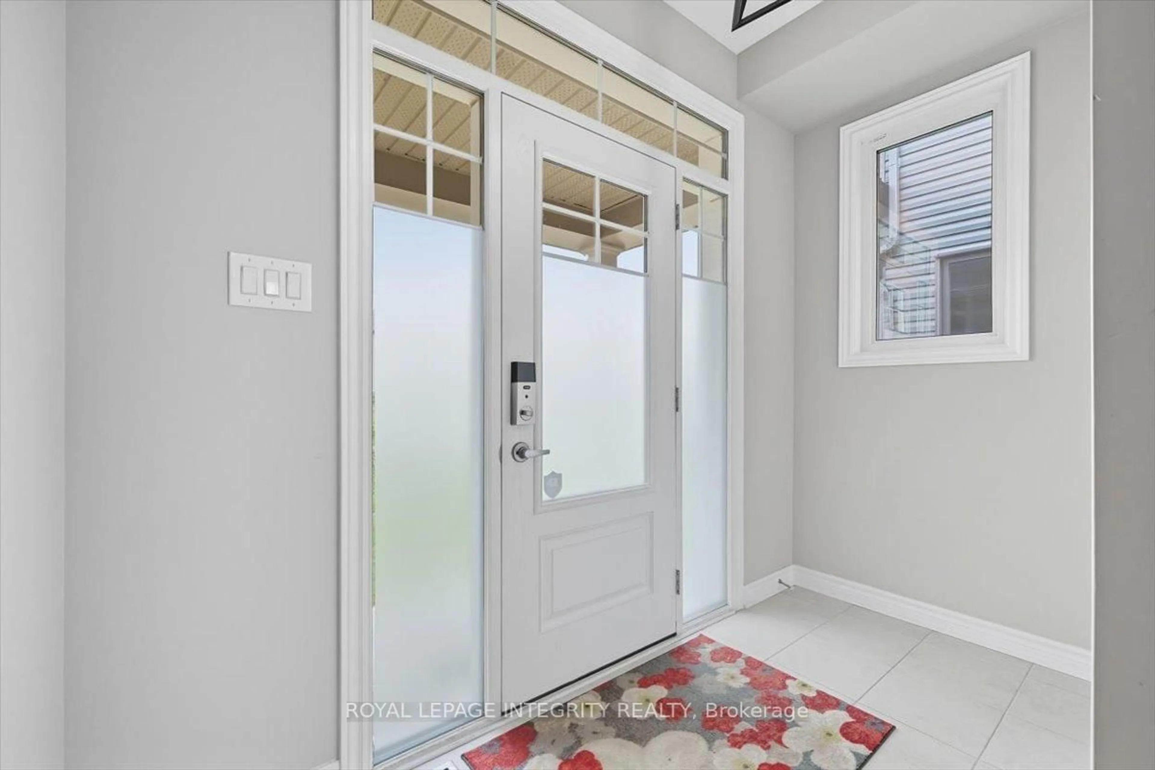 Indoor entryway for 707 Des Aubepines Dr, Ottawa Ontario K4A 1C1