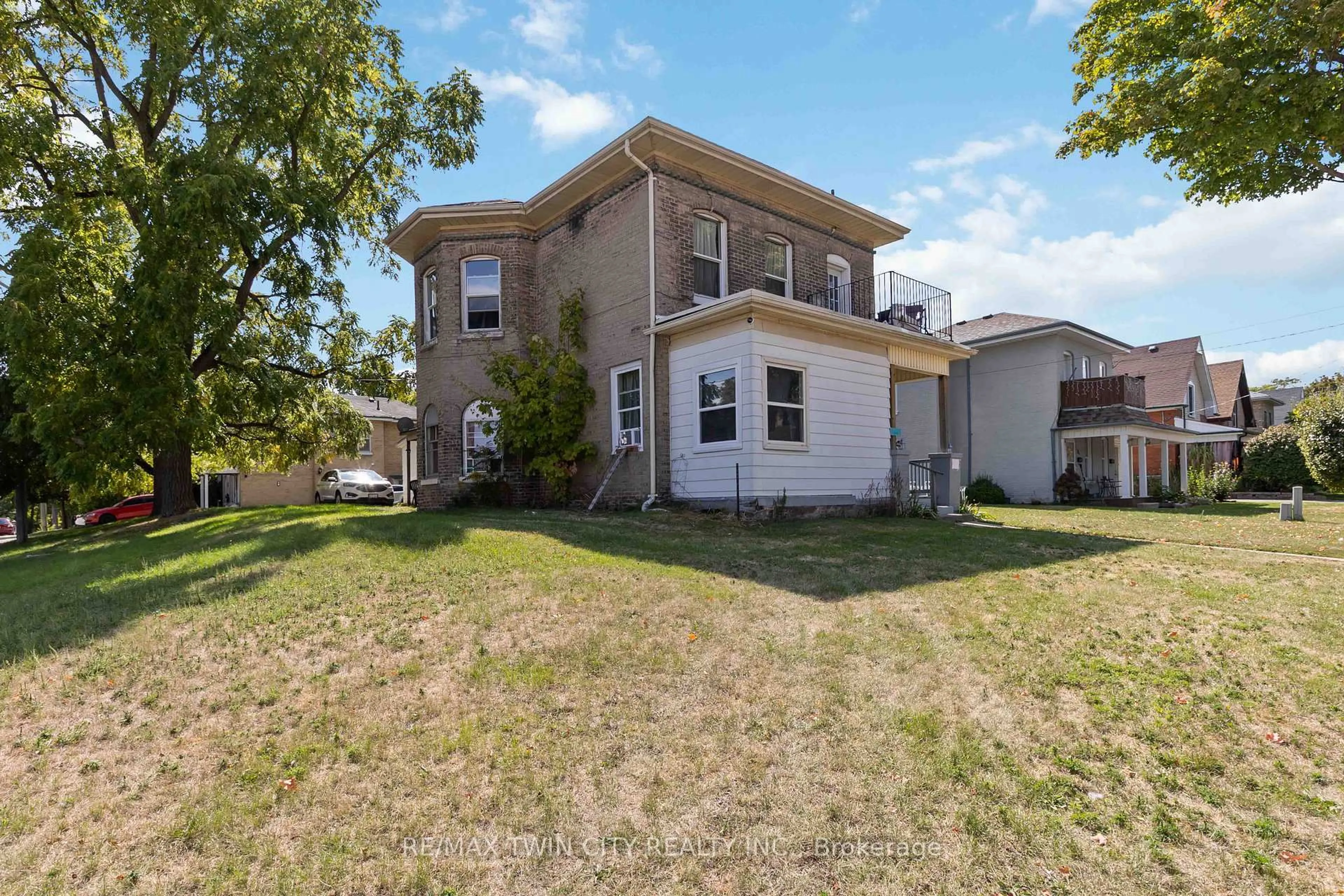 A pic from outside/outdoor area/front of a property/back of a property/a pic from drone, street for 22 Park Ave, Brant Ontario N3S 5H3