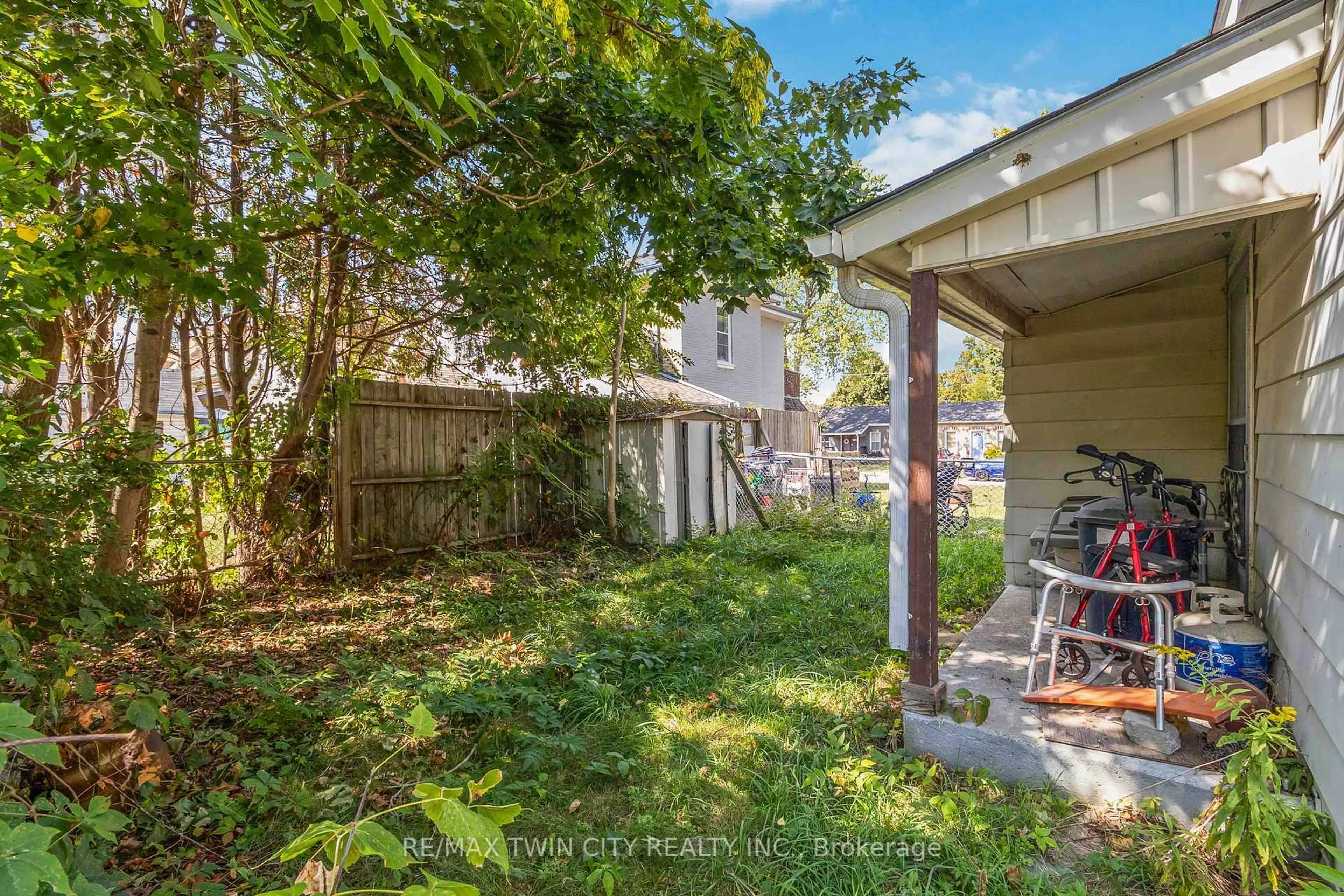 Patio, street for 22 Park Ave, Brant Ontario N3S 5H3