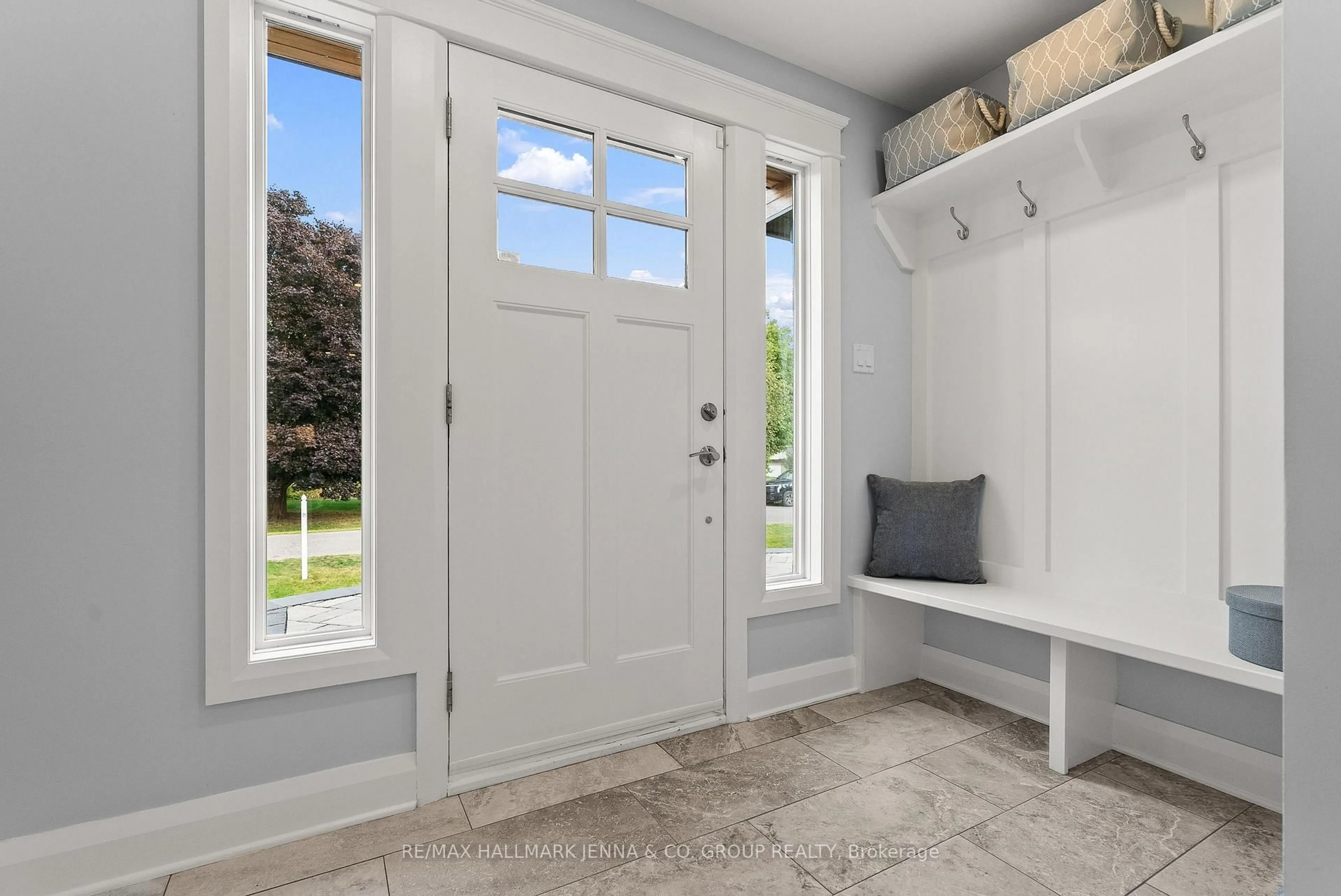 Indoor entryway for 6577 Michelangelo Crt, North Gower Ontario K0A 2T0