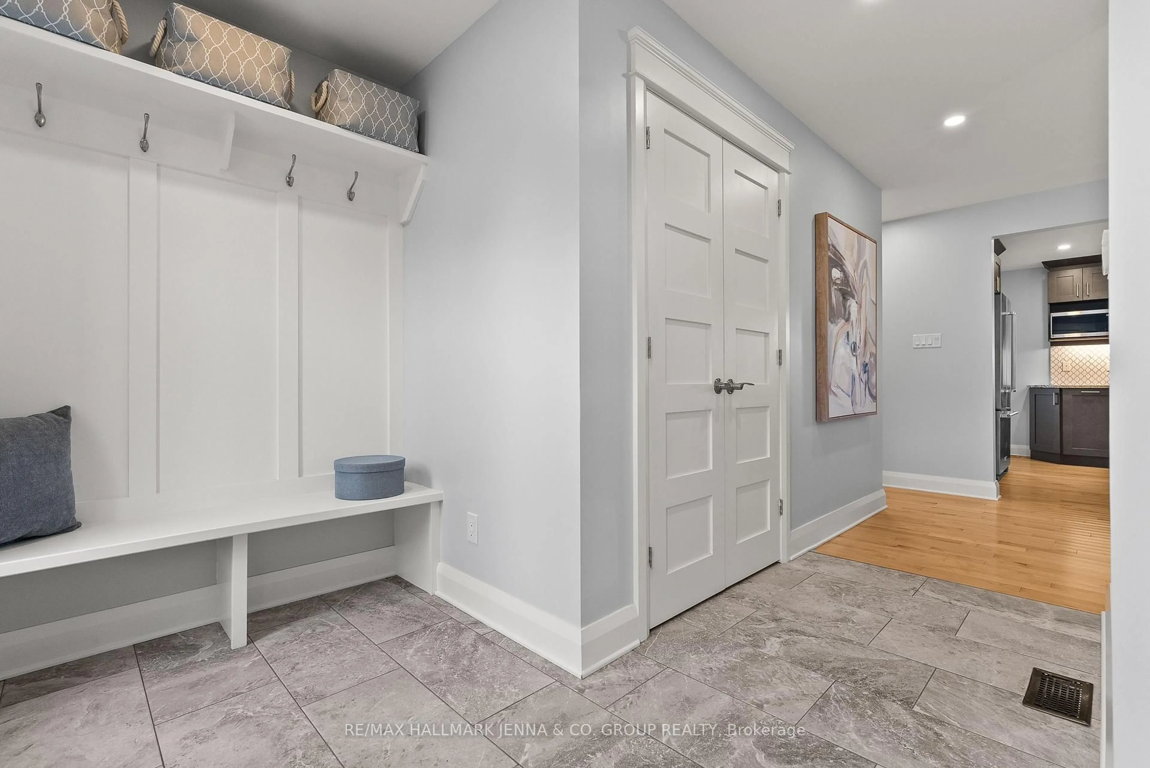 Indoor entryway for 6577 Michelangelo Crt, North Gower Ontario K0A 2T0