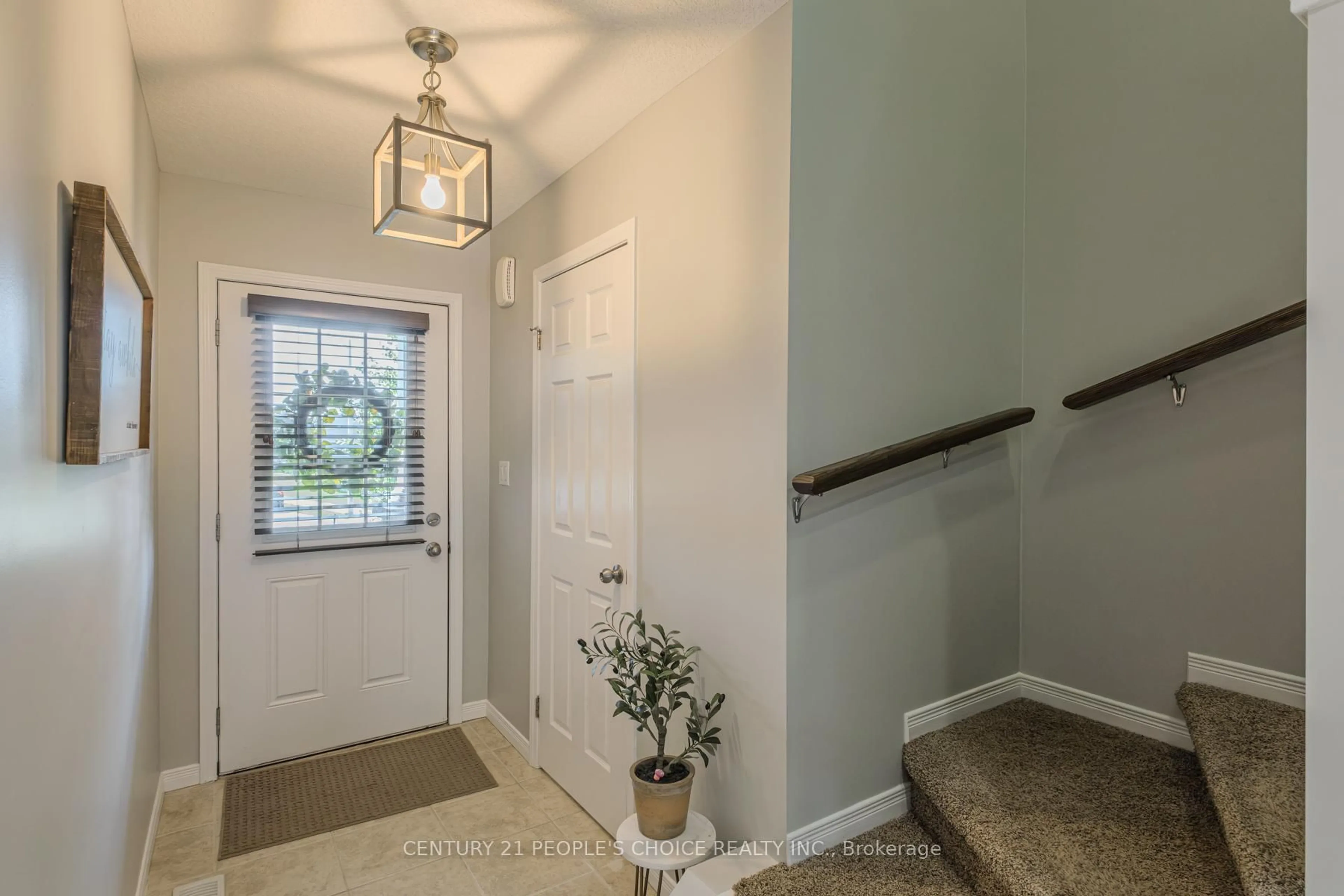 Indoor entryway for 37 Trillium Way, Norfolk Ontario N3Y 4K2