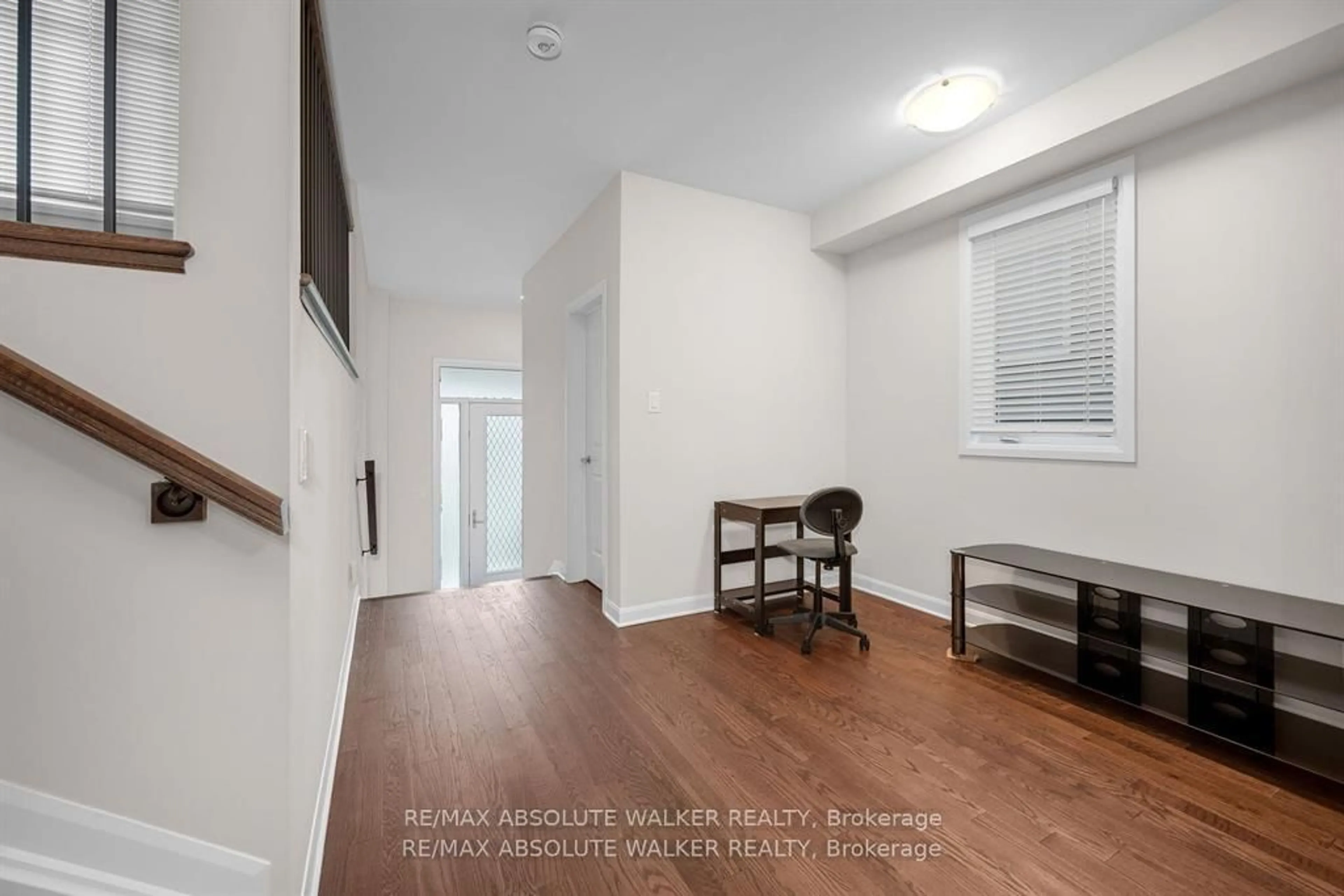 Indoor entryway for 529 Anchor Circ, Ottawa Ontario K4M 0X5