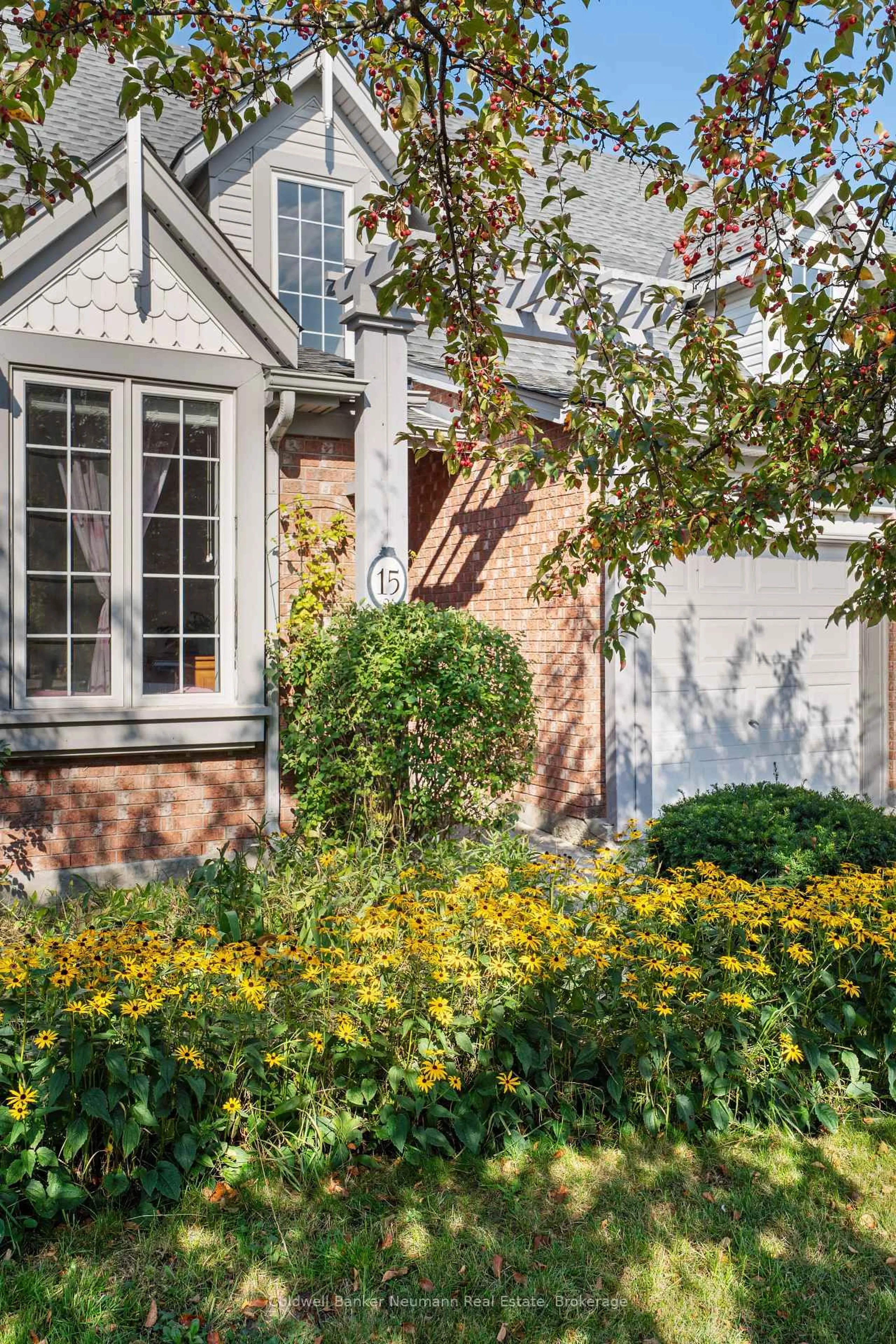 Home with brick exterior material, street for 15 Westwind Circ, Guelph Ontario N1G 4Z4