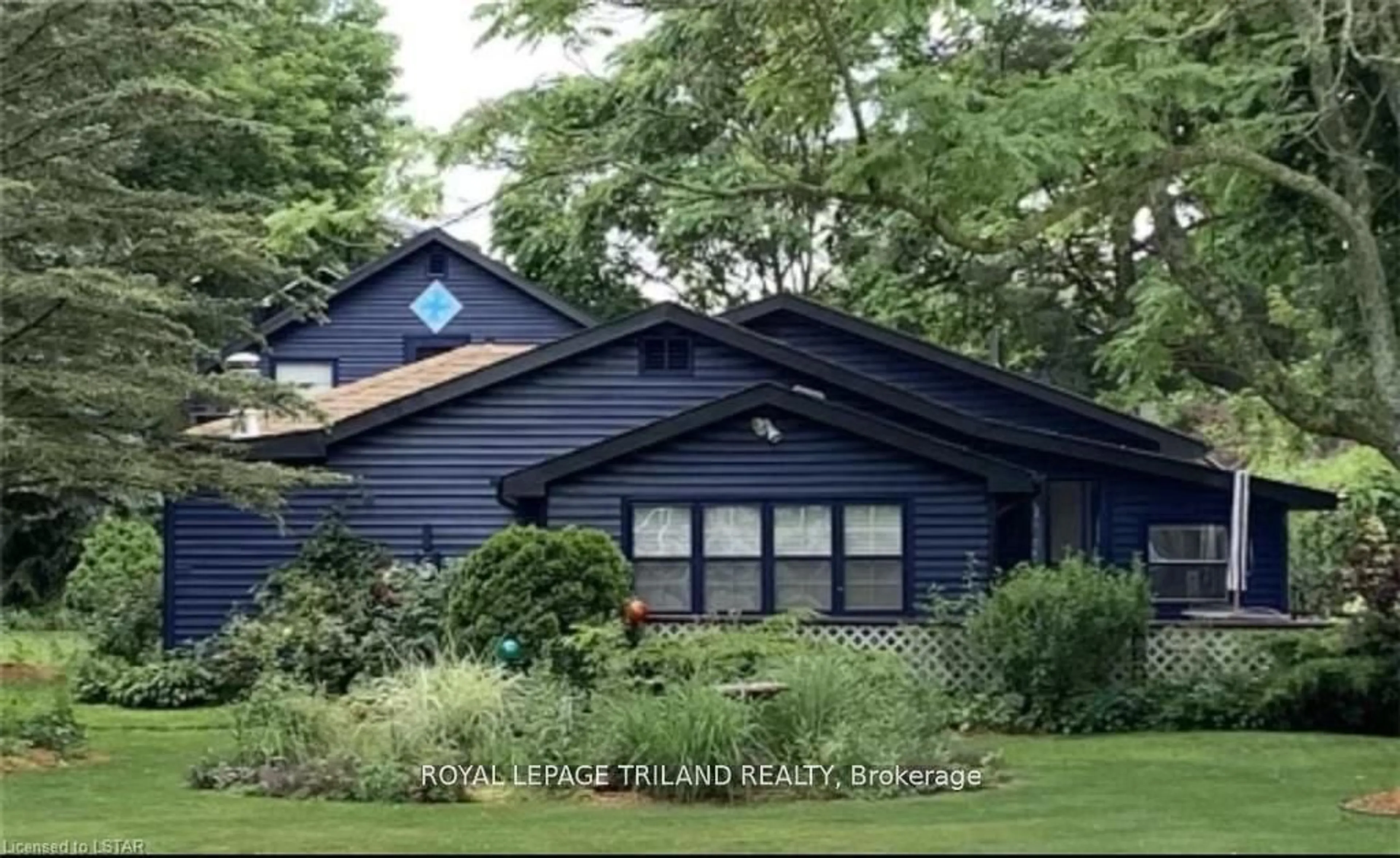 Home with vinyl exterior material, unknown for 7575 Biddulph St, Lambton Shores Ontario N0M 2L0