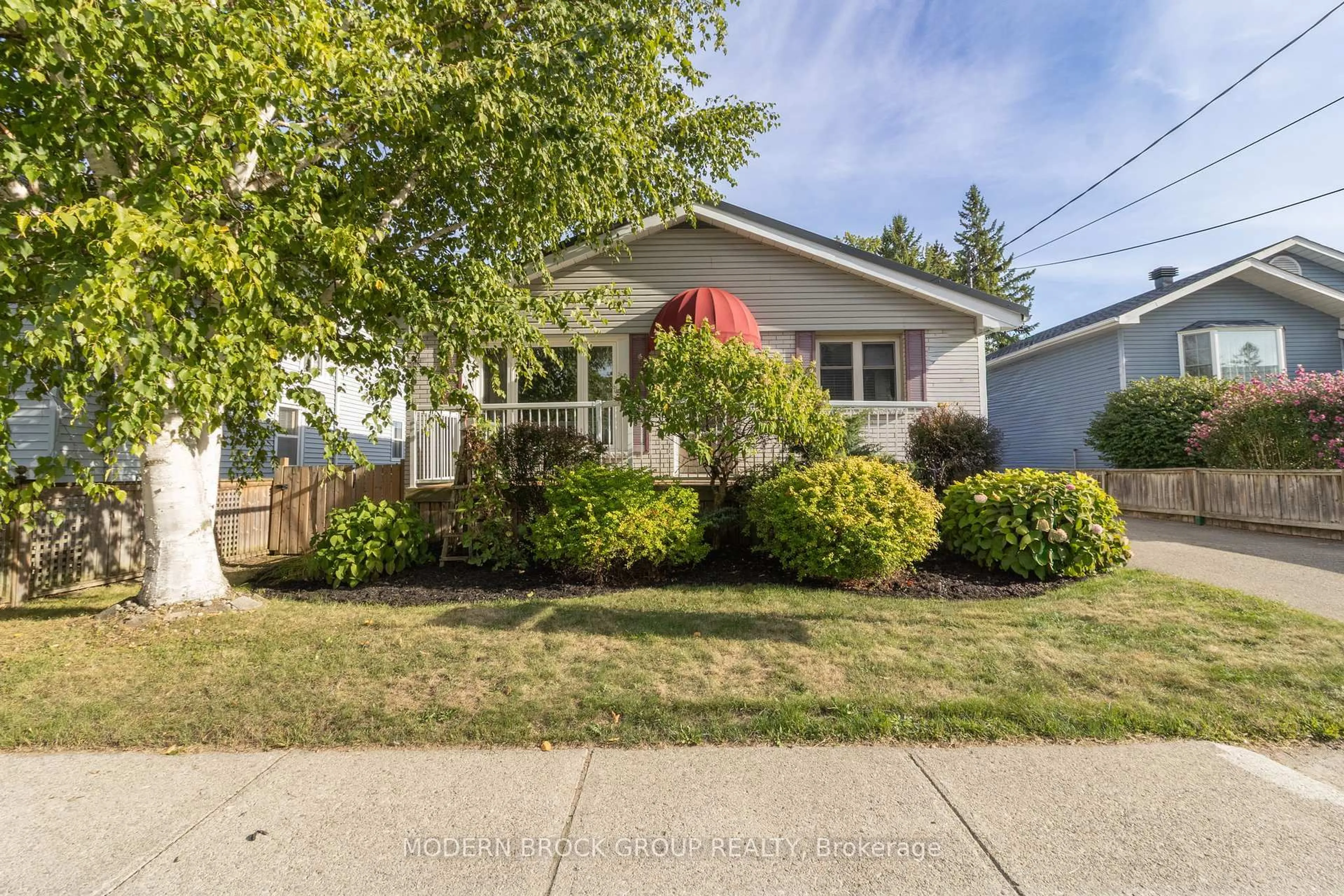 Home with vinyl exterior material, street for 19 Amy St, Brockville Ontario K6V 1V9