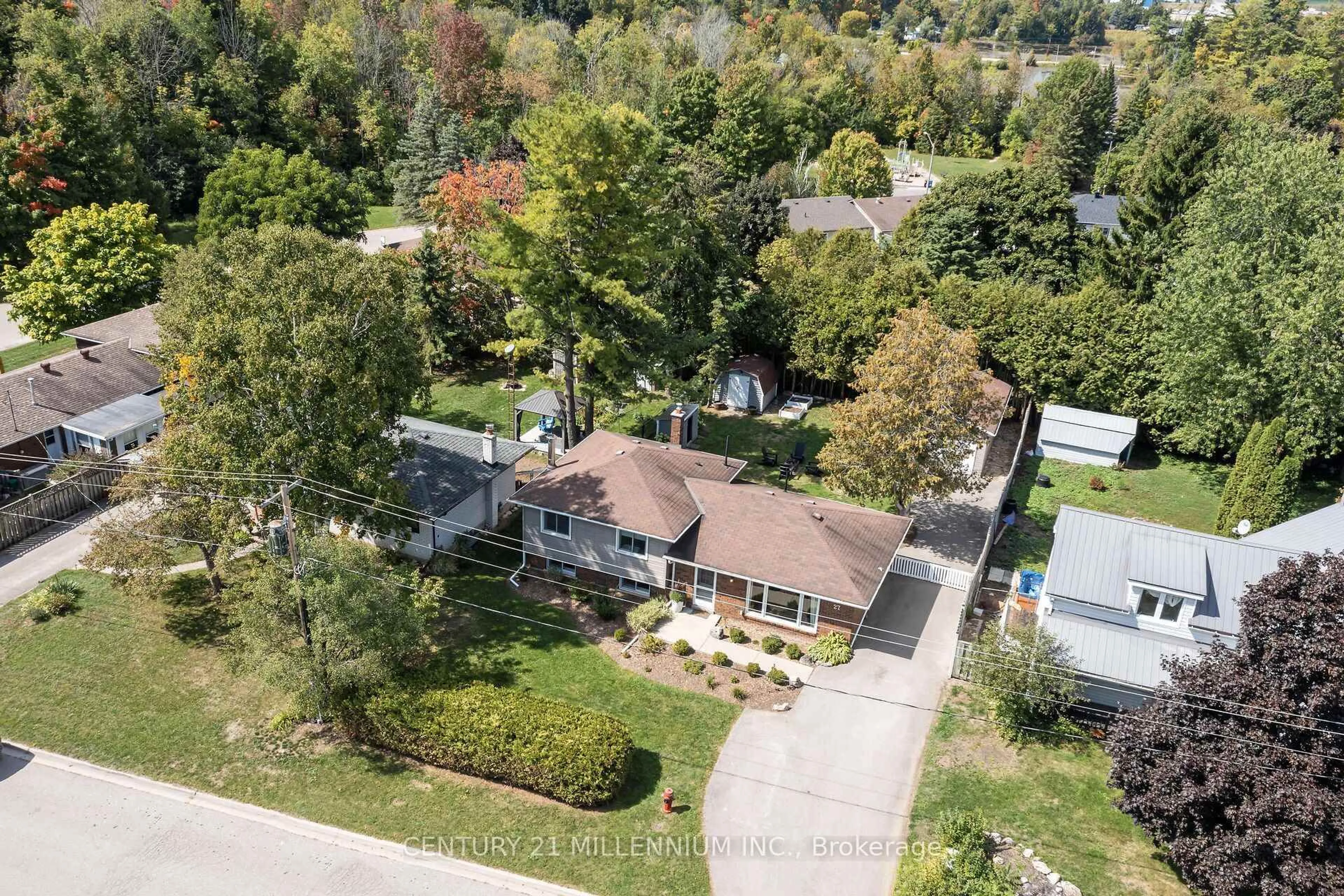 A pic from outside/outdoor area/front of a property/back of a property/a pic from drone, street for 27 Dundas St, Erin Ontario N0B 1T0