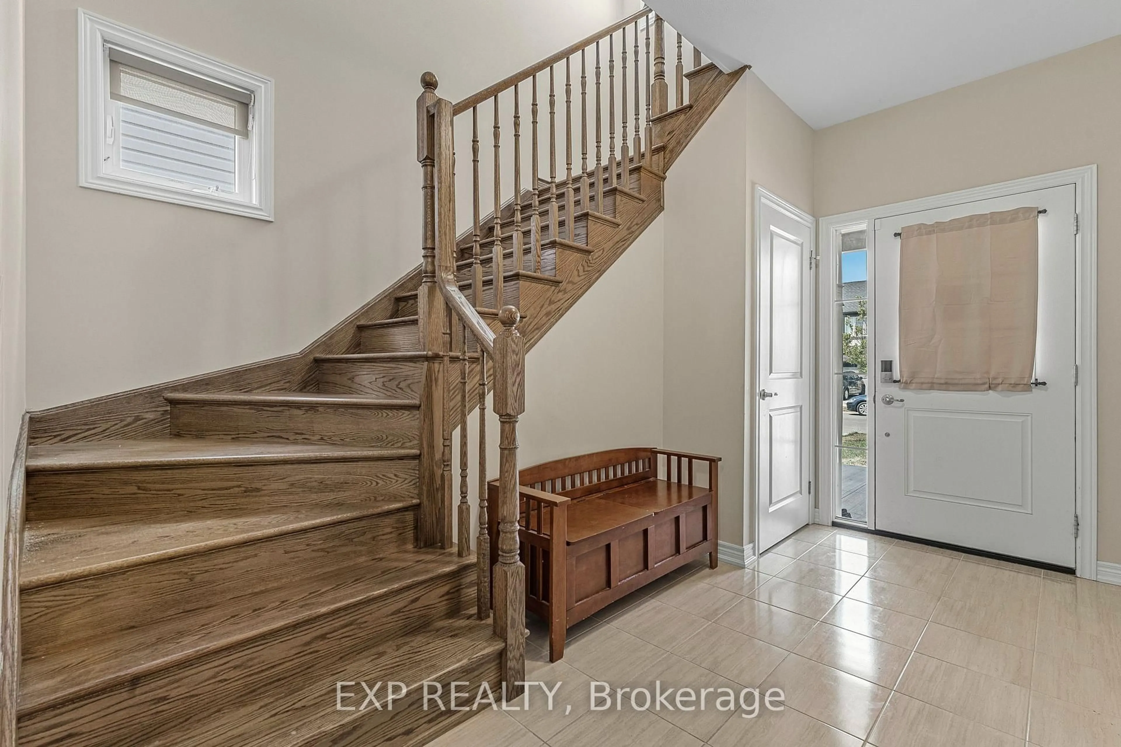 Indoor entryway for 125 Monarch St, Welland Ontario L3B 5N8
