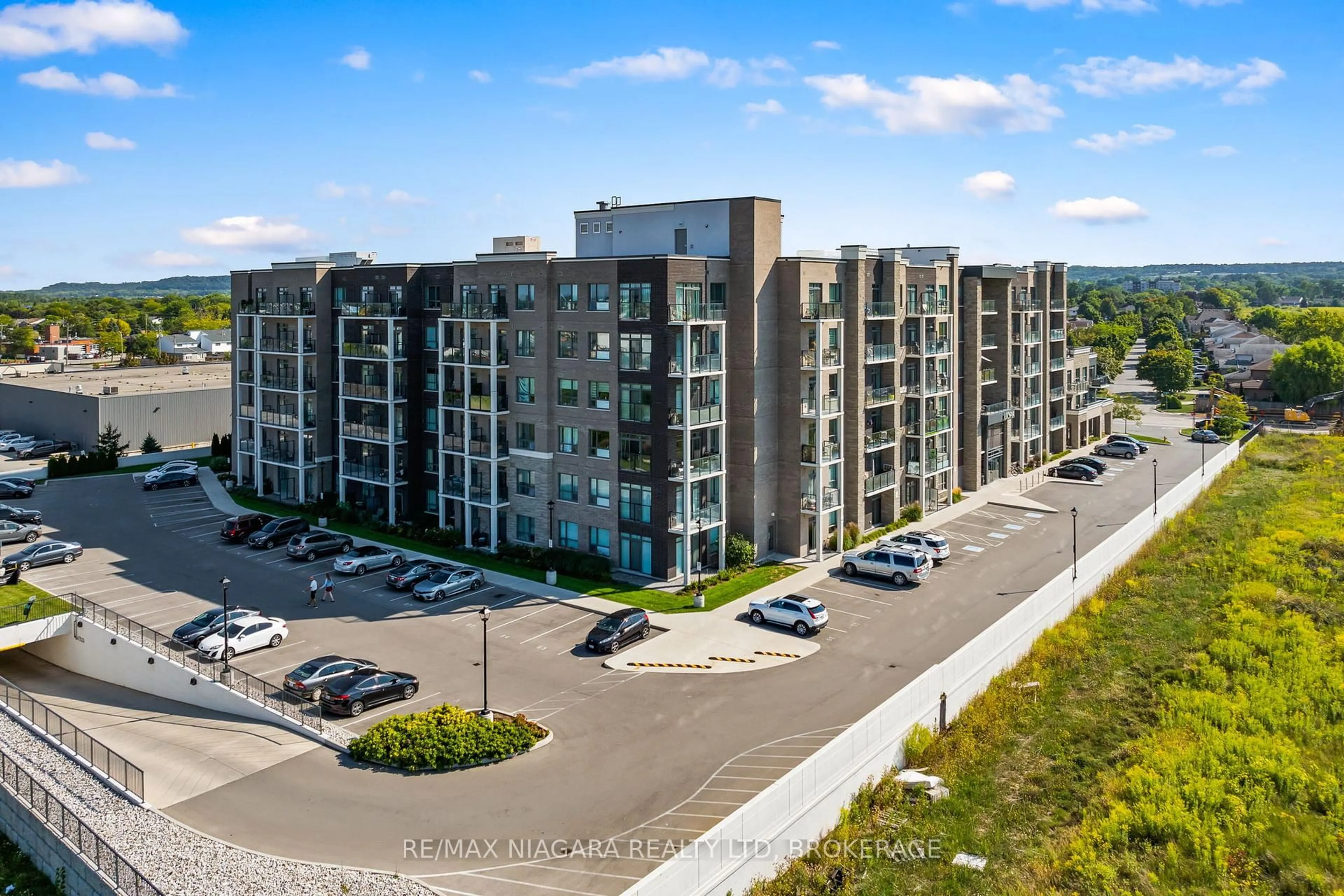 A pic from outside/outdoor area/front of a property/back of a property/a pic from drone, unknown for 5055 GREENLANE Rd #131, Lincoln Ontario L3J 2J3