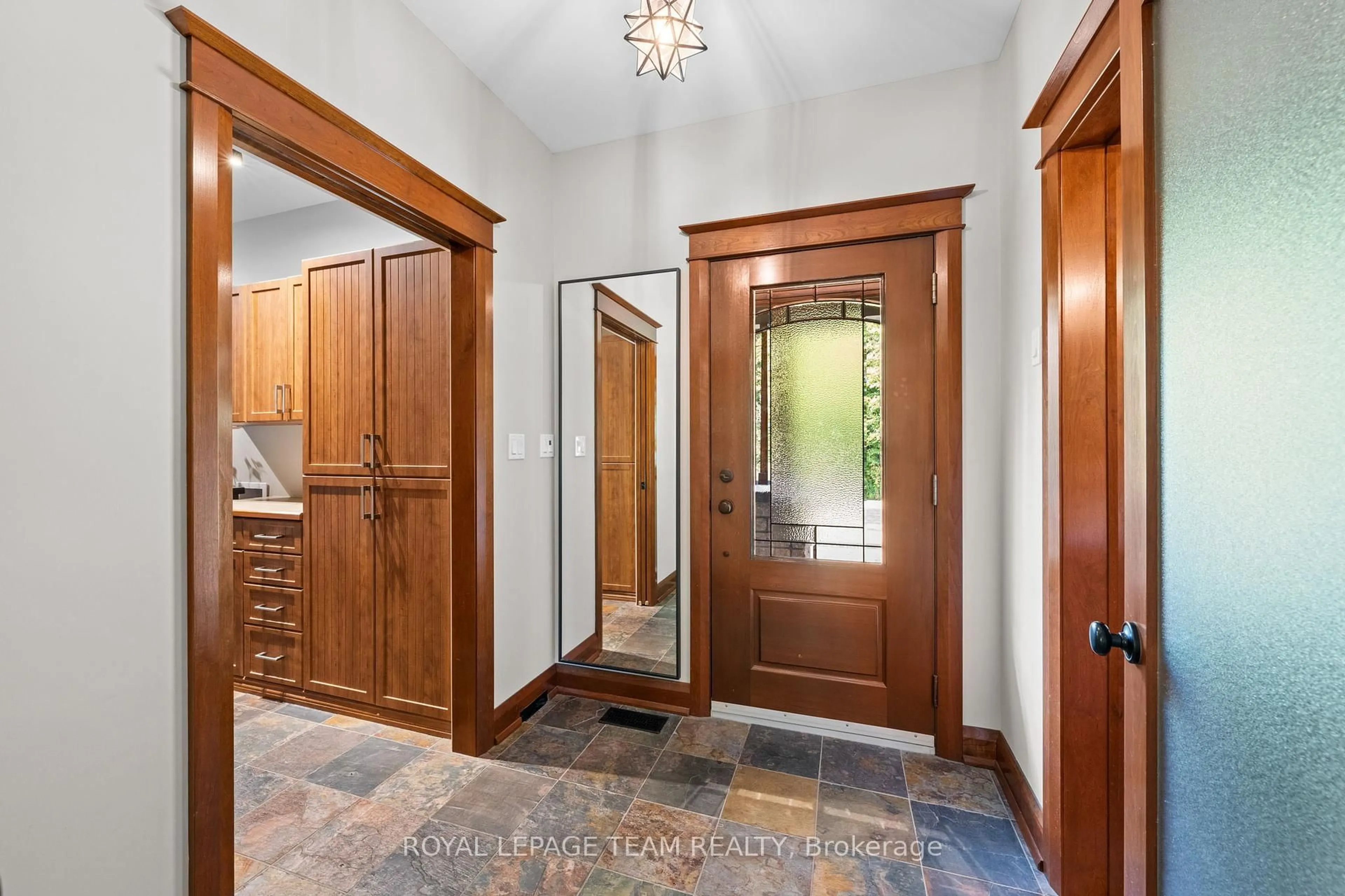 Indoor entryway for 1560 Maley Lane, Ottawa Ontario K2W 1C2