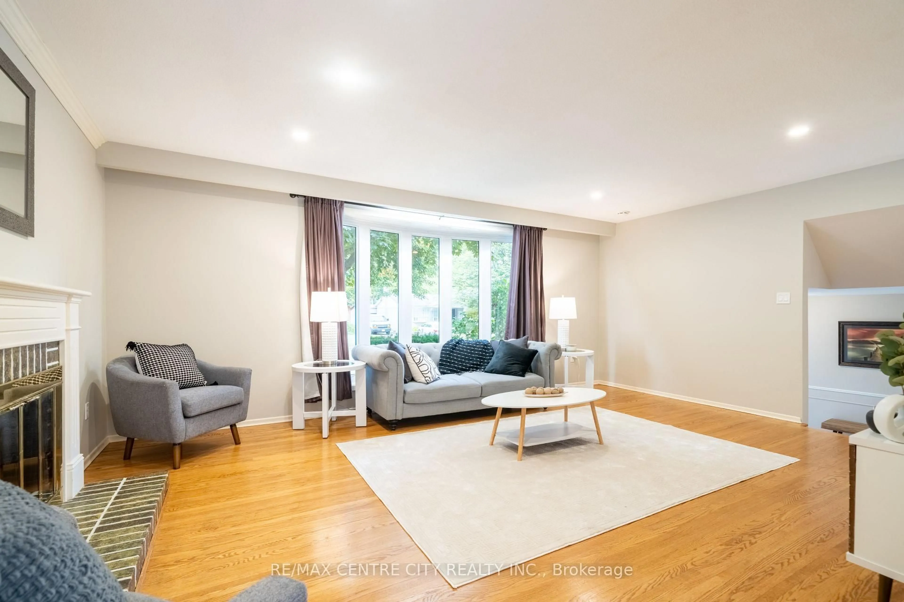 Living room with furniture, wood/laminate floor for 1431 STONEYBROOK Cres, London North Ontario N5X 1C3