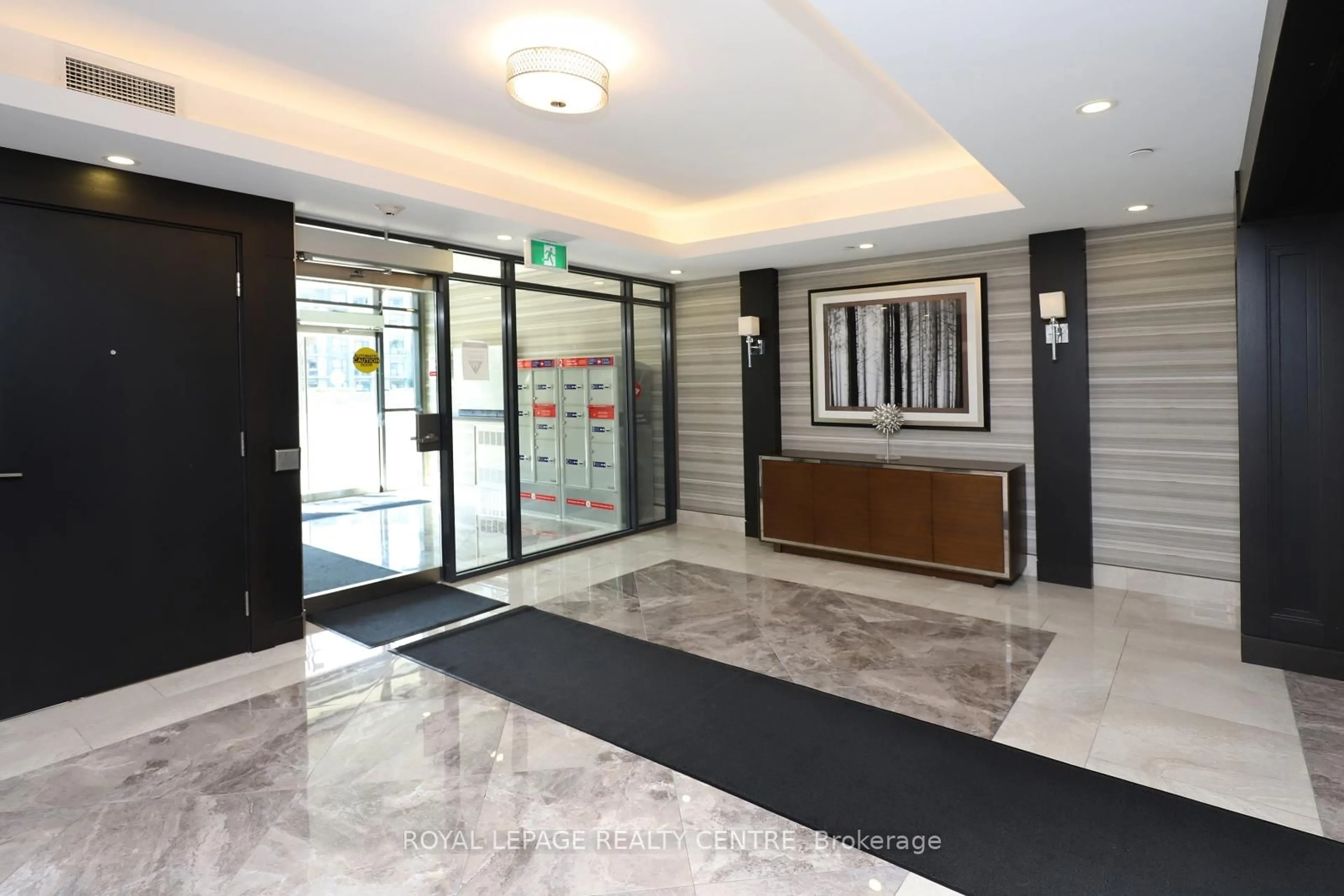 Indoor foyer for 101 Shoreview Pl #429, Hamilton Ontario L8E 0K2