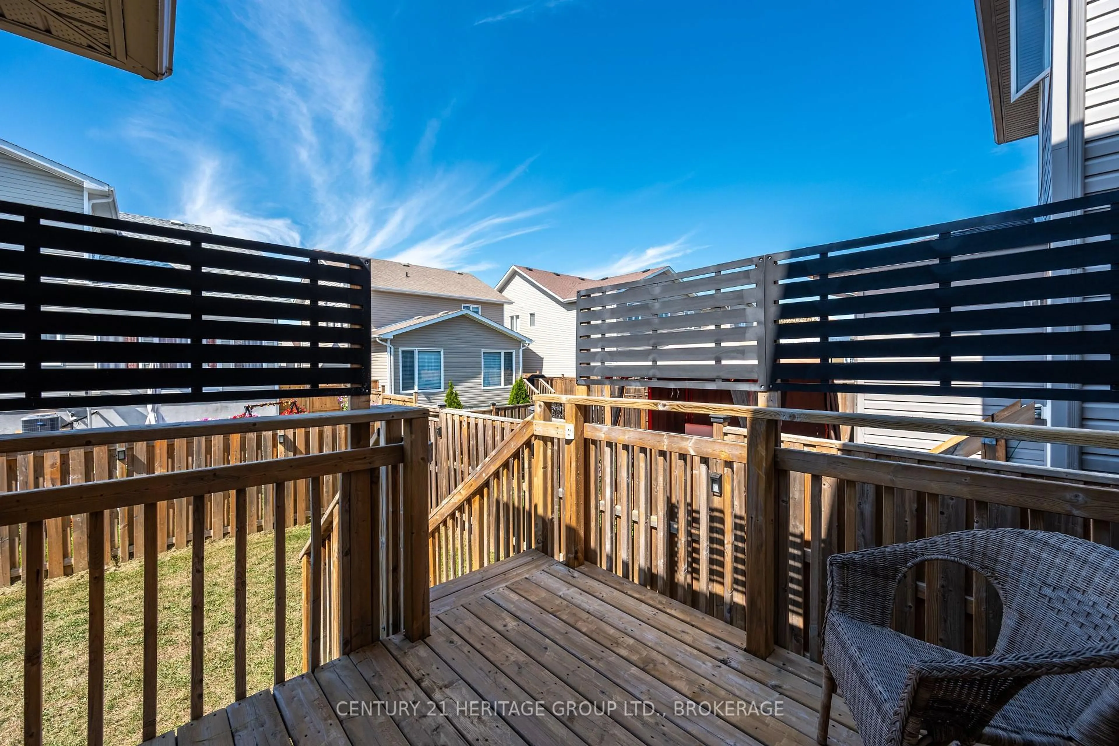 A pic from outside/outdoor area/front of a property/back of a property/a pic from drone, unknown for 1437 Monarch Dr, Kingston Ontario K7P 0R9