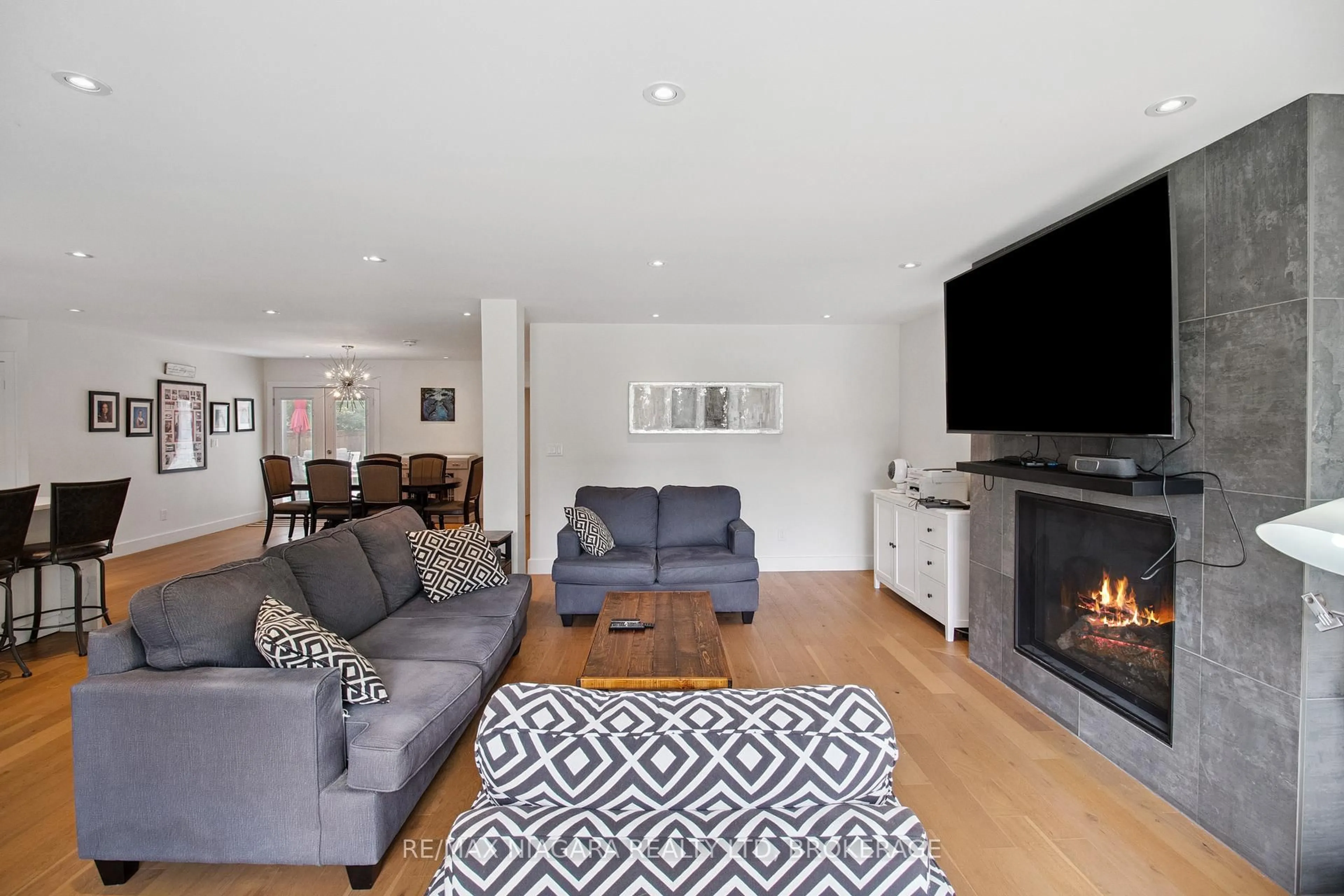 Living room with furniture, unknown for 15 Swan Dr, St. Catharines Ontario L2T 2C2