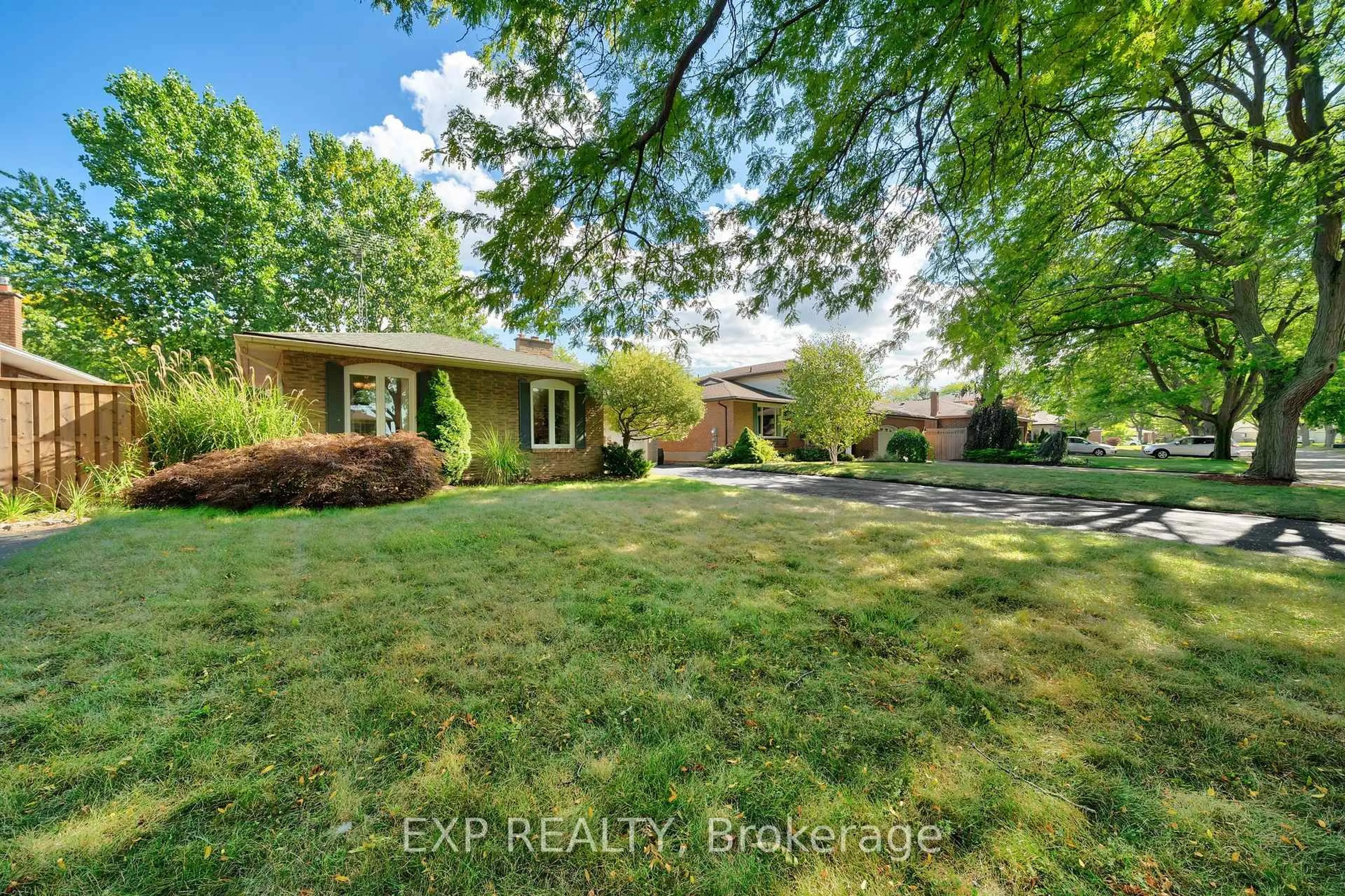 A pic from outside/outdoor area/front of a property/back of a property/a pic from drone, street for 25 Ziraldo Rd, St. Catharines Ontario L2N 6S7