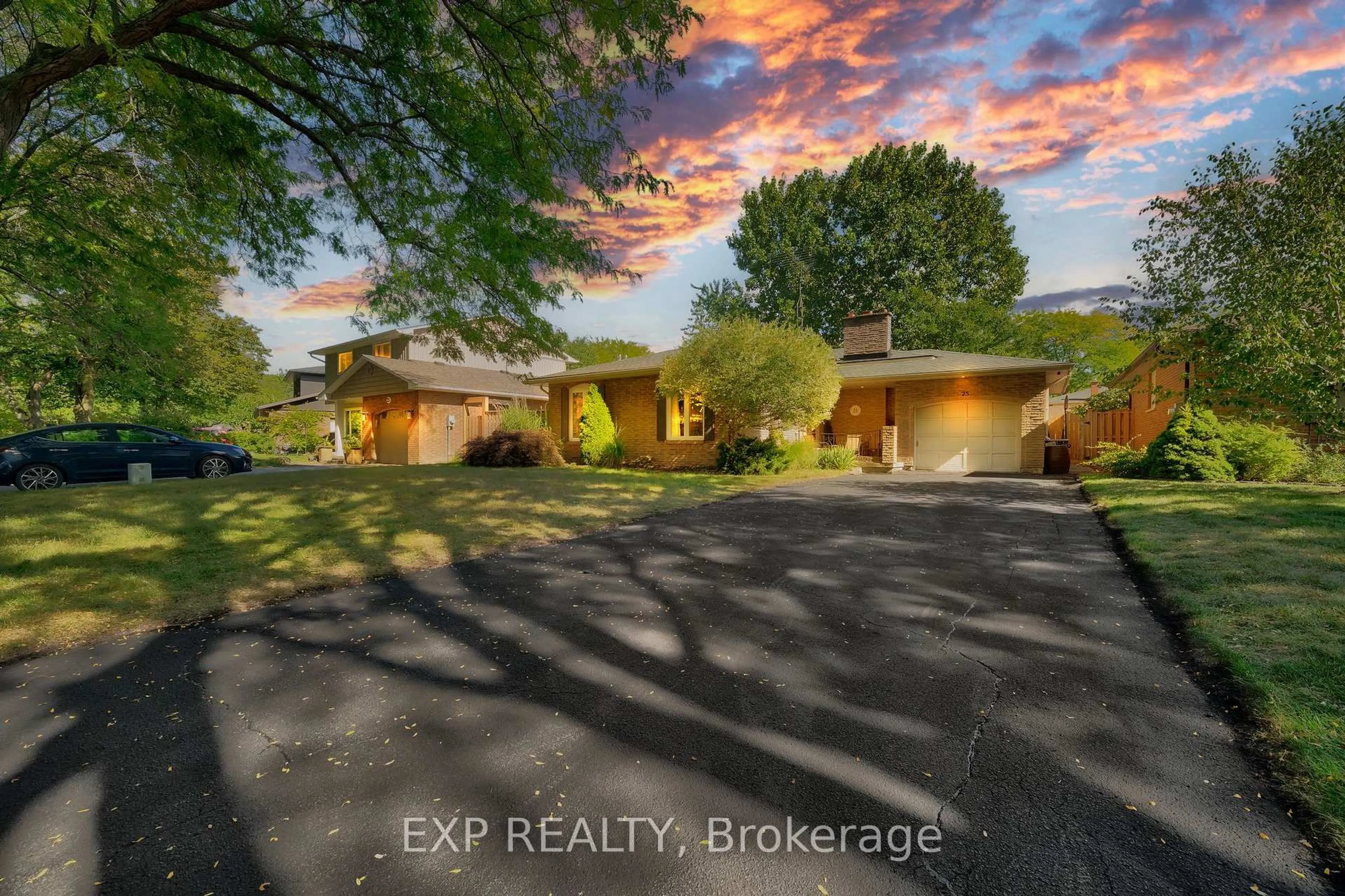 A pic from outside/outdoor area/front of a property/back of a property/a pic from drone, street for 25 Ziraldo Rd, St. Catharines Ontario L2N 6S7