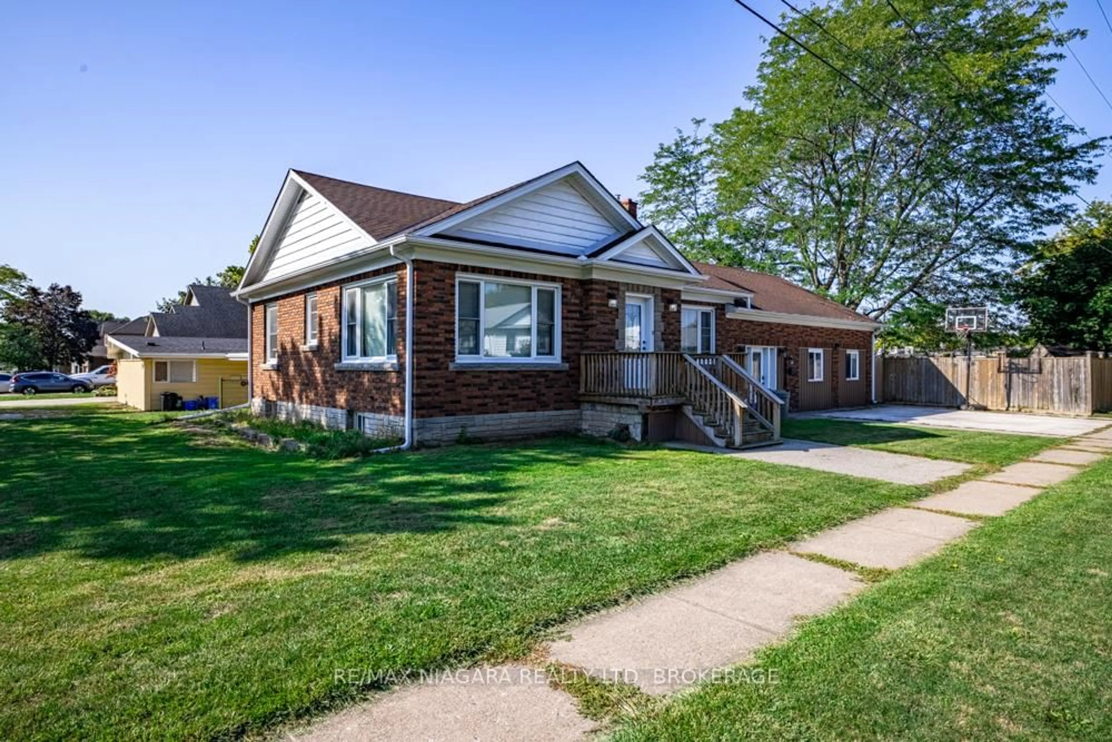 Home with brick exterior material, street for 55 Ann St, Thorold Ontario L2V 2J8