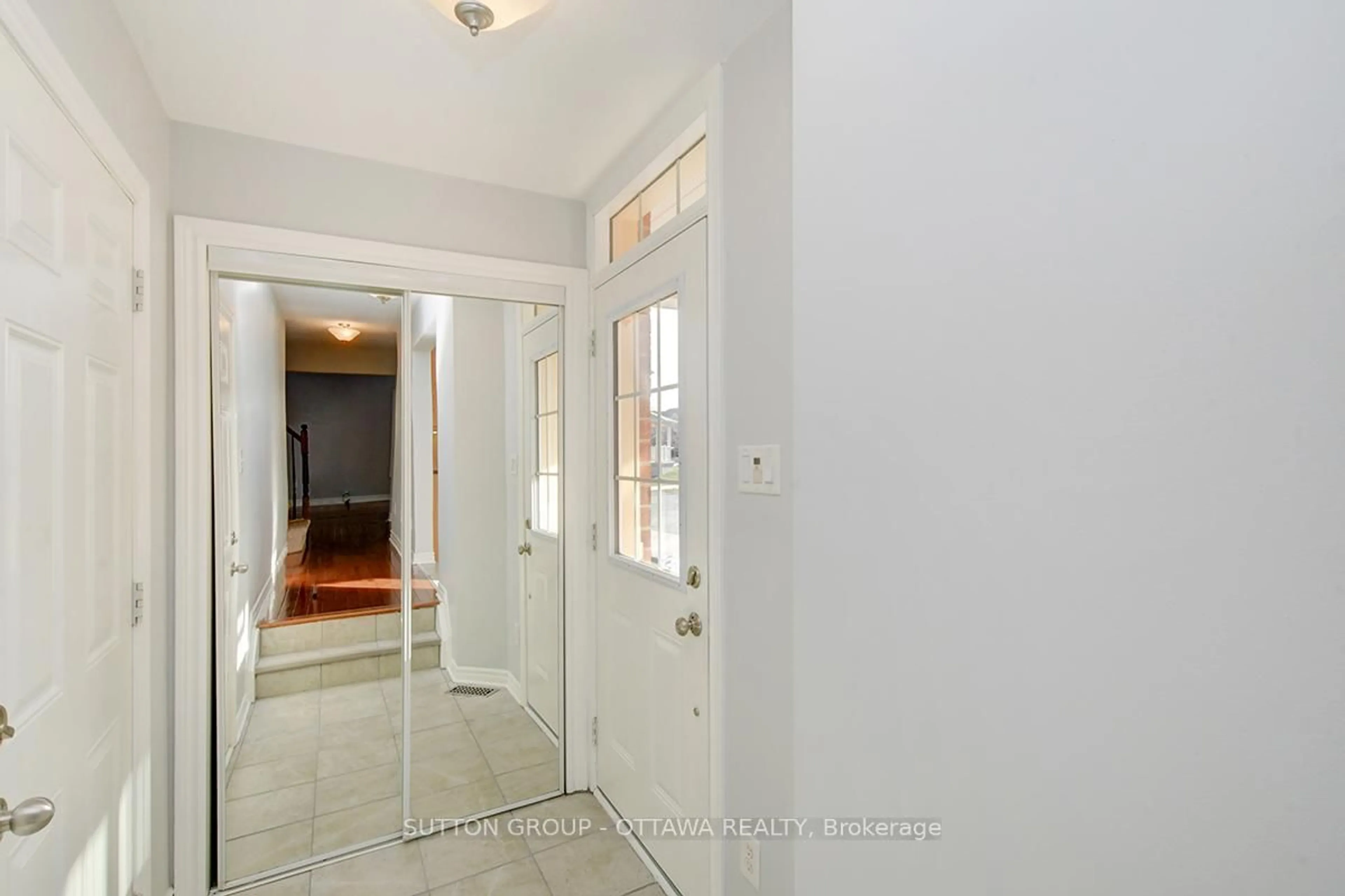 Indoor entryway for 104 Par-La-Ville Circ, Ottawa Ontario K2S 0L7
