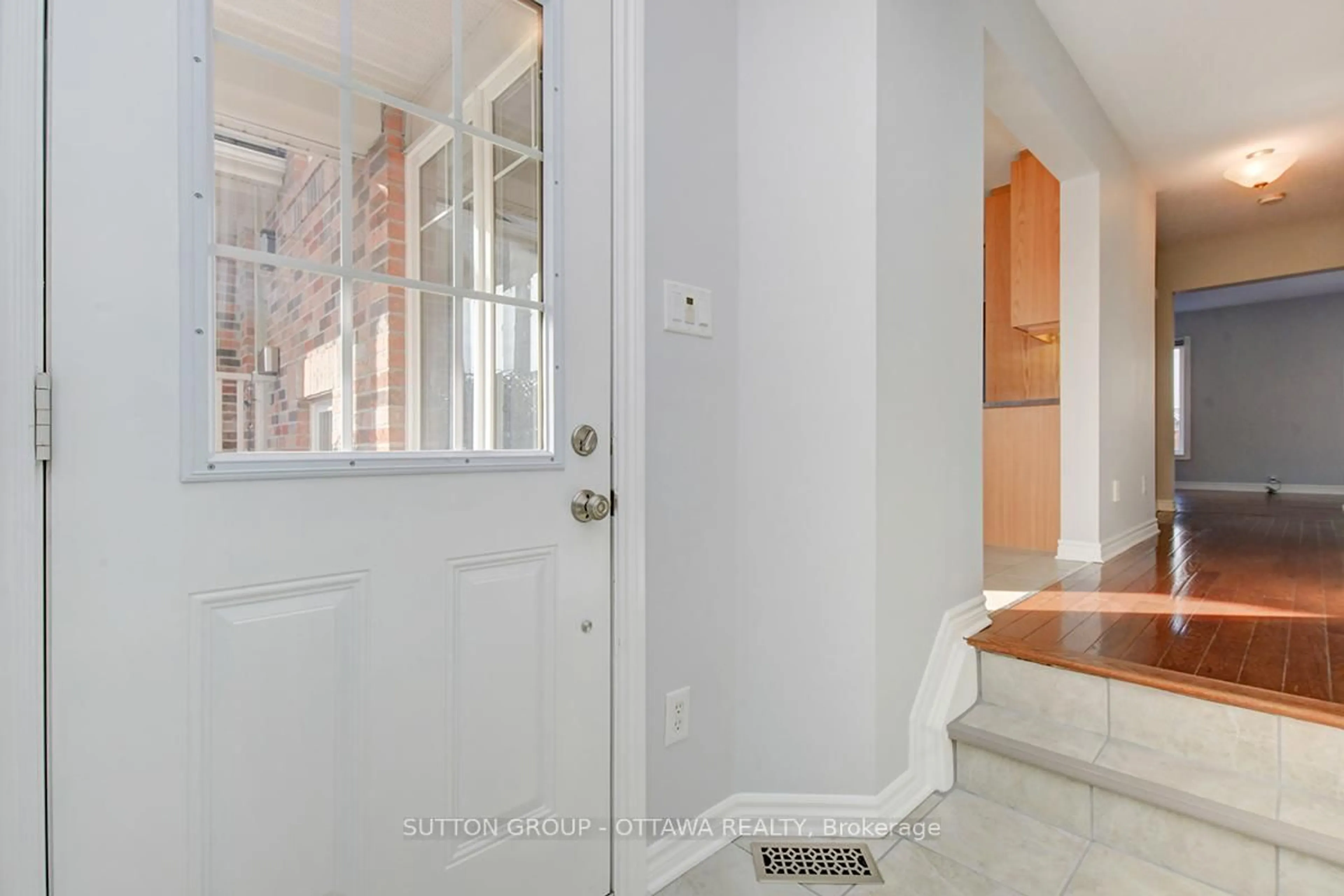 Indoor entryway for 104 Par-La-Ville Circ, Ottawa Ontario K2S 0L7