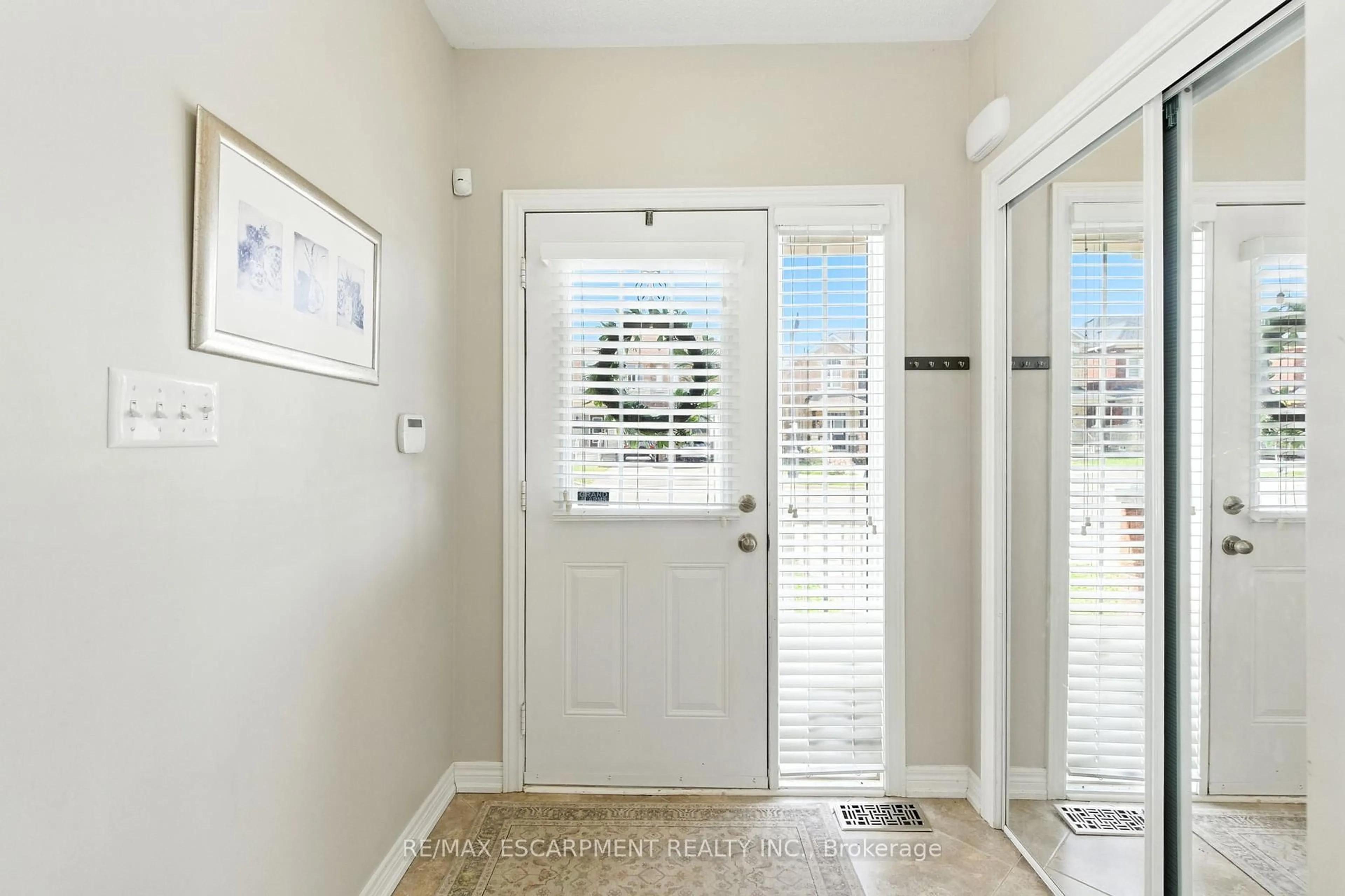 Indoor entryway for 115 Skinner Rd, Hamilton Ontario L8B 0R4