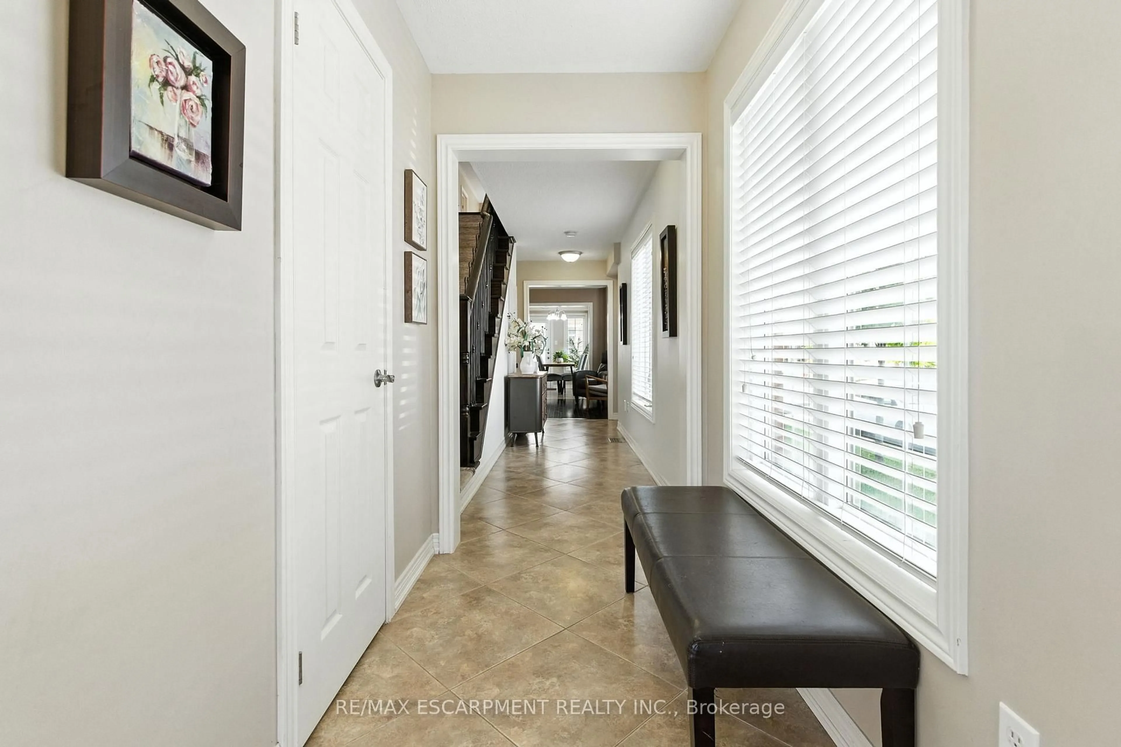 Indoor entryway for 115 Skinner Rd, Hamilton Ontario L8B 0R4