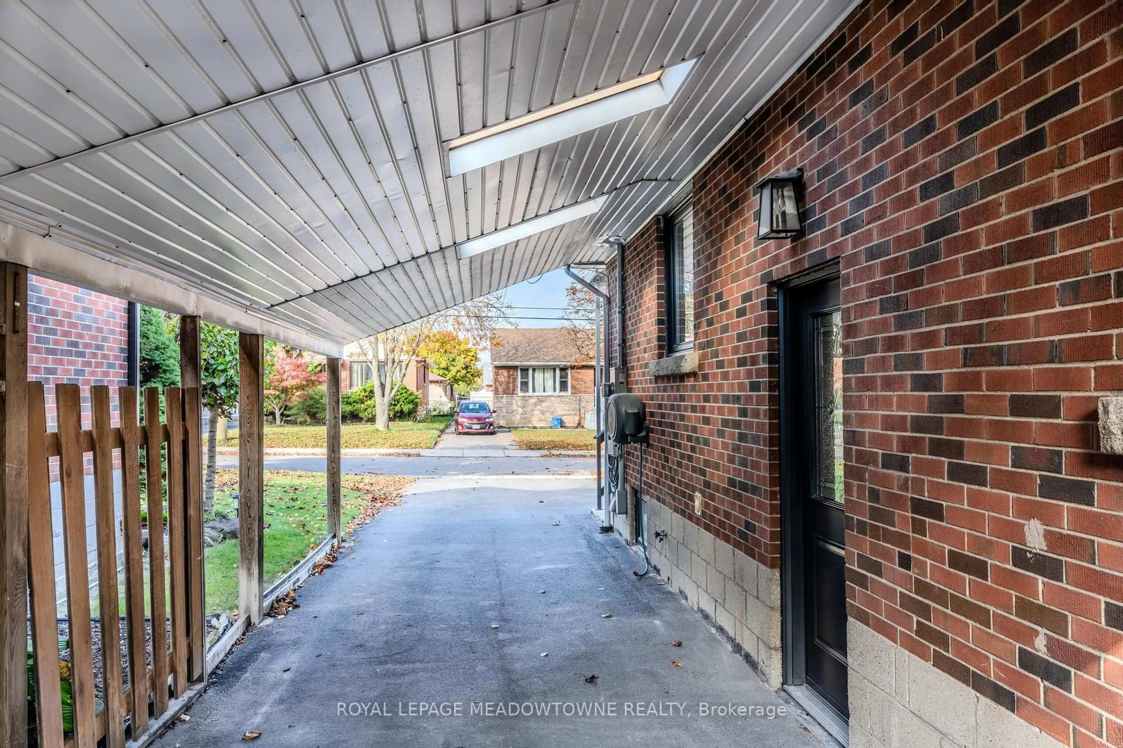 Unknown for 319 East 16th St, Hamilton Ontario L9A 4K1
