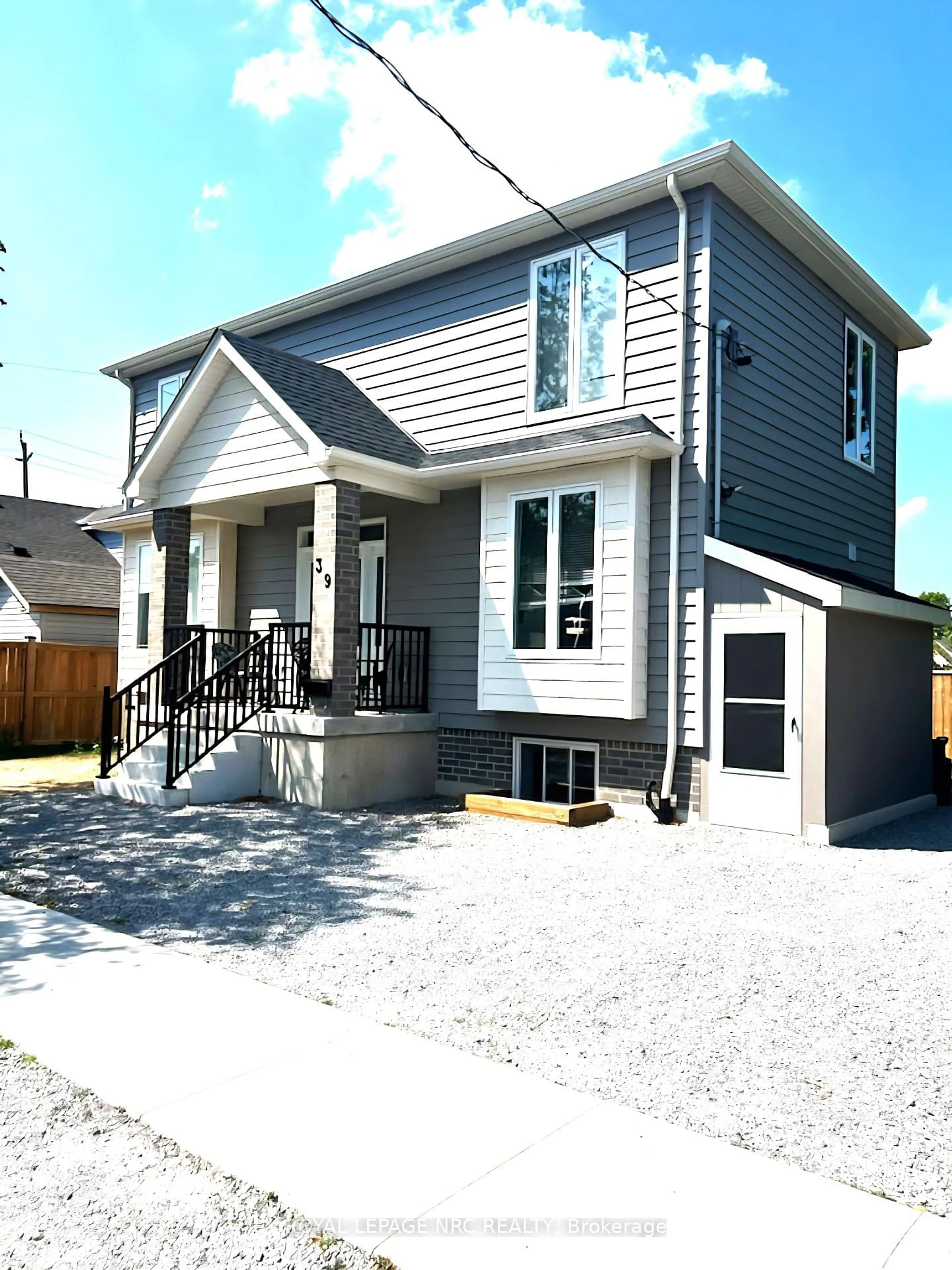 Home with vinyl exterior material, street for 39 Grove Ave, St. Catharines Ontario L2P 1C5